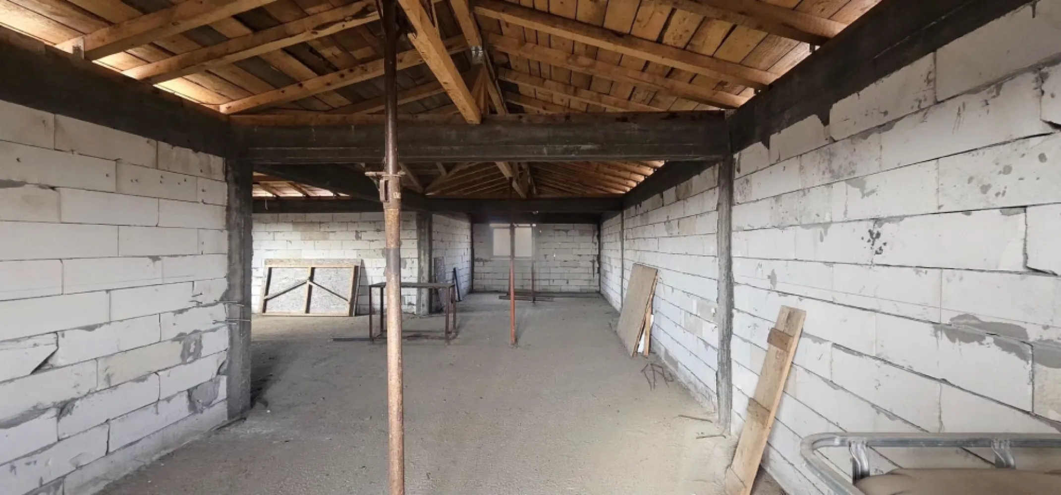 Casa la rosu Bariera Traian, teren 896 mp, COMISION 0% - Agentia MAG Invest propune spre vanzare o casa la rosu situata in zona Bariera, construita in 2024 din BCA, intr-o zona linistita si in continua dezvoltare. Proprietatea ofera oportunitatea perfecta pentru cei care doresc sa isi personalizeze locuinta, deoarece interiorul nu este compartimentat, permitand viitorului proprietar sa amenajeze spatiul dupa propriul gust.

Casa dispune de o suprafata utila generoasa de 211 mp si este amplasata pe un teren de 896 mp, oferind multiple posibilitati pentru amenajari exterioare, gradina sau zone de relaxare. Constructia este acoperita cu tabla tip Lindab si este dotata cu tamplarie termopan, aspecte ce asigura durabilitate si eficienta energetica.

Proprietatea beneficiaza de toate utilitatile necesare, facilitand continuarea lucrarilor si transformarea acesteia intr-un camin modern si confortabil.
Pret: 165.000 EUR, negociabil
Pentru detalii si vizionari: Ene Marian – 0740 949 871