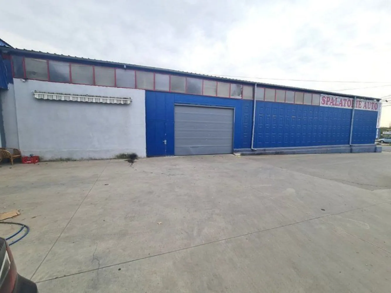 De Vanzare - Hala 388 mp + birouri, teren 760 mp - Centura, Galati - Agentia imobiliara Mag Invest intermediaza vanzarea unui spatiu industrial tip hala (fosta spalatorie auto) impreuna cu spatiile de birouri aferente , pozitionat pe Drumul de Centura, intr-o zona cu vad format si vizibilitate comerciala maxima, langa Bulrom Gaz.
detalii
- suprafata hala mare 252 mp
- suprafata hala mica 75 mp
- suprafata birouri 63 mp
- teren 760 mp din care 370 mp suprafata libera, betonata
- toate utilitatile - apa curenta, canalizare, curent mono si trifazat, centrala termica pentru spatiul de birouri, instalatie aditionala pentru incalzire hala pe gaz metan.
- constructie din panouri acoperita cu tabla, tamplarie cu geam termopan, gresie, curte betonata.

Pret propus pentru vanzare 310.000 euro negociabil

Comisionul agentiei 2%+TVA din valoarea de tranzactionare.
Detalii suplimentare si programari vizionare la telefon 0740.949.871 - Marian Ene, consilier imobiliar Mag Invest