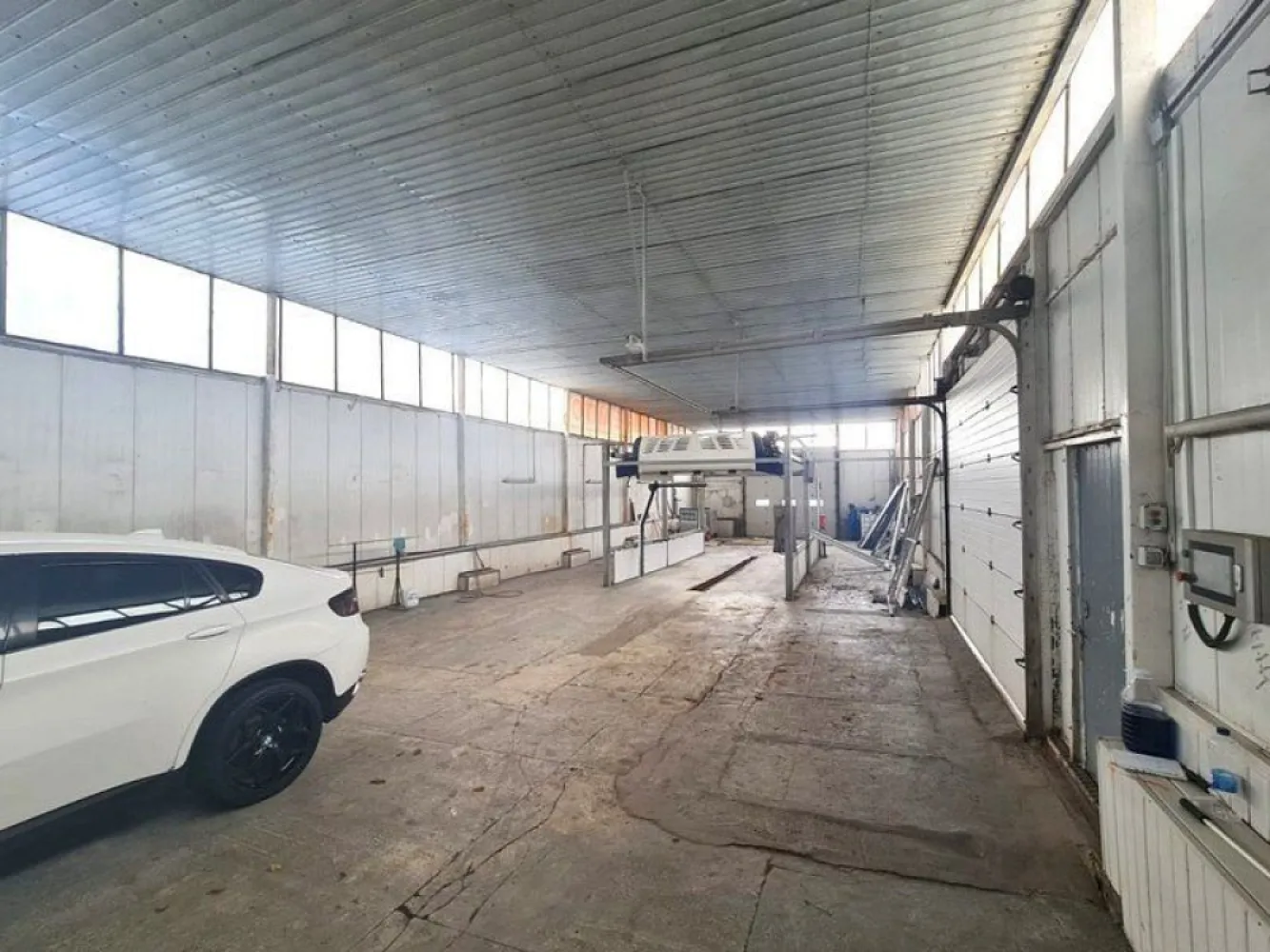 De Vanzare - Hala 388 mp + birouri, teren 760 mp - Centura, Galati - Agentia imobiliara Mag Invest intermediaza vanzarea unui spatiu industrial tip hala (fosta spalatorie auto) impreuna cu spatiile de birouri aferente , pozitionat pe Drumul de Centura, intr-o zona cu vad format si vizibilitate comerciala maxima, langa Bulrom Gaz.
detalii
- suprafata hala mare 252 mp
- suprafata hala mica 75 mp
- suprafata birouri 63 mp
- teren 760 mp din care 370 mp suprafata libera, betonata
- toate utilitatile - apa curenta, canalizare, curent mono si trifazat, centrala termica pentru spatiul de birouri, instalatie aditionala pentru incalzire hala pe gaz metan.
- constructie din panouri acoperita cu tabla, tamplarie cu geam termopan, gresie, curte betonata.

Pret propus pentru vanzare 310.000 euro negociabil

Comisionul agentiei 2%+TVA din valoarea de tranzactionare.
Detalii suplimentare si programari vizionare la telefon 0740.949.871 - Marian Ene, consilier imobiliar Mag Invest