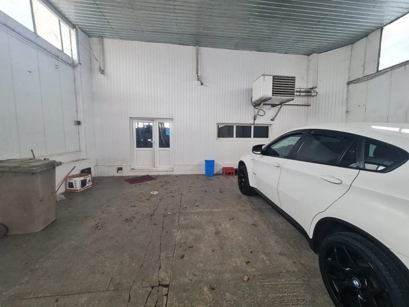 De Vanzare - Hala 388 mp + birouri, teren 760 mp - Centura, Galati - Agentia imobiliara Mag Invest intermediaza vanzarea unui spatiu industrial tip hala (fosta spalatorie auto) impreuna cu spatiile de birouri aferente , pozitionat pe Drumul de Centura, intr-o zona cu vad format si vizibilitate comerciala maxima, langa Bulrom Gaz.
detalii
- suprafata hala mare 252 mp
- suprafata hala mica 75 mp
- suprafata birouri 63 mp
- teren 760 mp din care 370 mp suprafata libera, betonata
- toate utilitatile - apa curenta, canalizare, curent mono si trifazat, centrala termica pentru spatiul de birouri, instalatie aditionala pentru incalzire hala pe gaz metan.
- constructie din panouri acoperita cu tabla, tamplarie cu geam termopan, gresie, curte betonata.

Pret propus pentru vanzare 310.000 euro negociabil

Comisionul agentiei 2%+TVA din valoarea de tranzactionare.
Detalii suplimentare si programari vizionare la telefon 0740.949.871 - Marian Ene, consilier imobiliar Mag Invest