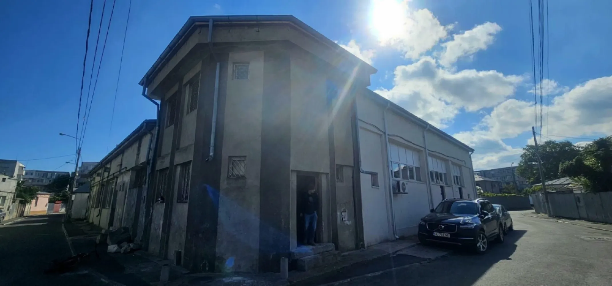 Spatiu comercial/Atelier creatie, 50 mp utili, zona Port - Faleza - MAG INVEST va propune in exclusivitate spre vanzare un spatiu comercial inregistrat ca atelier de creatie, cu o suprafata utila de 40.11 mp, dispus pe parter si etaj.
Proprietatea este racordata la apa curenta, energie electrica trifazata si canalizare.
Situatie juridica clara – proprietate, cu teren in concesiune.
Compartimentare:
- Parter: o camera spatioasa si un grup sanitar
- Etaj: o camera si un grup sanitar
Spatiul se preteaza pentru diverse activitati comerciale, atelier de productie, studio de creatie, birou sau chiar transformare in locuinta rezidentiala.

Pret de vanzare: 37.000 € + comision agentie 
Pentru mai multe informatii si vizionari:
Ene Marian – 0740 949 871
MAG INVEST