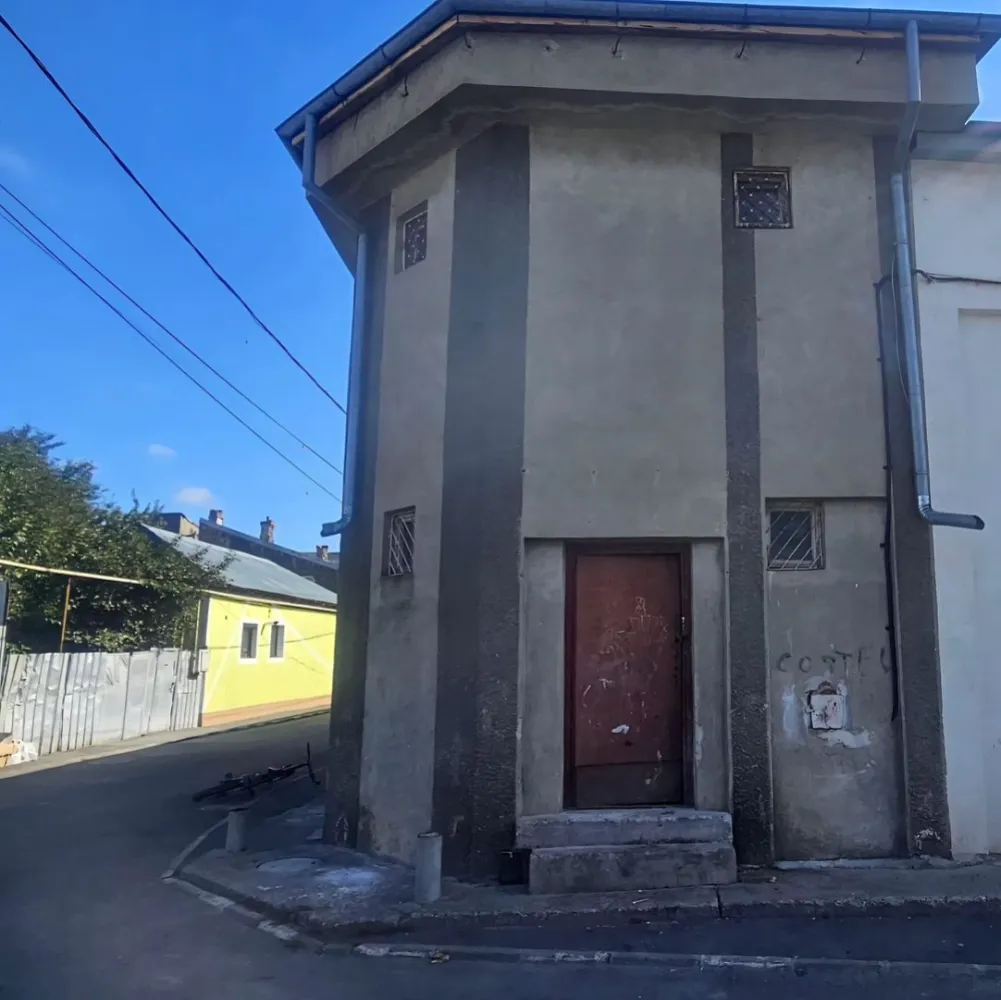 Spatiu comercial/Atelier creatie, 50 mp utili, zona Port - Faleza - MAG INVEST va propune in exclusivitate spre vanzare un spatiu comercial inregistrat ca atelier de creatie, cu o suprafata utila de 40.11 mp, dispus pe parter si etaj.
Proprietatea este racordata la apa curenta, energie electrica trifazata si canalizare.
Situatie juridica clara – proprietate, cu teren in concesiune.
Compartimentare:
- Parter: o camera spatioasa si un grup sanitar
- Etaj: o camera si un grup sanitar
Spatiul se preteaza pentru diverse activitati comerciale, atelier de productie, studio de creatie, birou sau chiar transformare in locuinta rezidentiala.

Pret de vanzare: 37.000 € + comision agentie 
Pentru mai multe informatii si vizionari:
Ene Marian – 0740 949 871
MAG INVEST