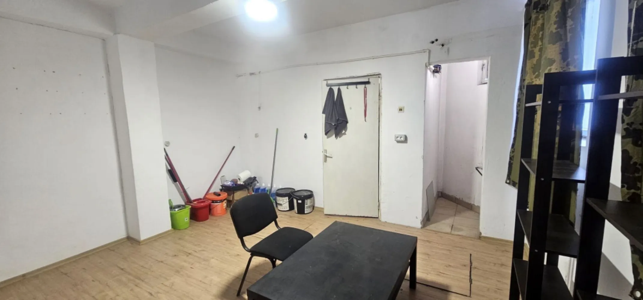 Spatiu comercial/Atelier creatie, 50 mp utili, zona Port - Faleza - MAG INVEST va propune in exclusivitate spre vanzare un spatiu comercial inregistrat ca atelier de creatie, cu o suprafata utila de 40.11 mp, dispus pe parter si etaj.
Proprietatea este racordata la apa curenta, energie electrica trifazata si canalizare.
Situatie juridica clara – proprietate, cu teren in concesiune.
Compartimentare:
- Parter: o camera spatioasa si un grup sanitar
- Etaj: o camera si un grup sanitar
Spatiul se preteaza pentru diverse activitati comerciale, atelier de productie, studio de creatie, birou sau chiar transformare in locuinta rezidentiala.

Pret de vanzare: 37.000 € + comision agentie 
Pentru mai multe informatii si vizionari:
Ene Marian – 0740 949 871
MAG INVEST