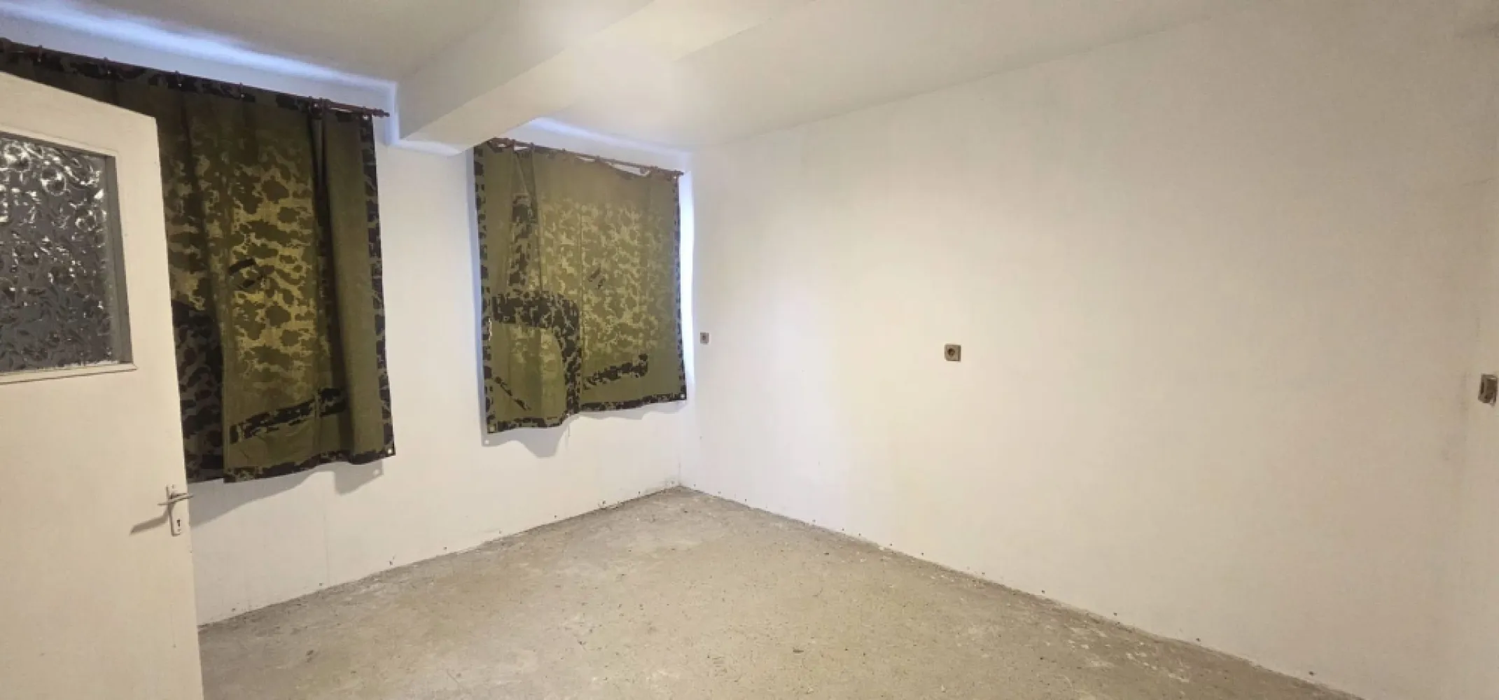 Spatiu comercial/Atelier creatie, 50 mp utili, zona Port - Faleza - MAG INVEST va propune in exclusivitate spre vanzare un spatiu comercial inregistrat ca atelier de creatie, cu o suprafata utila de 40.11 mp, dispus pe parter si etaj.
Proprietatea este racordata la apa curenta, energie electrica trifazata si canalizare.
Situatie juridica clara – proprietate, cu teren in concesiune.
Compartimentare:
- Parter: o camera spatioasa si un grup sanitar
- Etaj: o camera si un grup sanitar
Spatiul se preteaza pentru diverse activitati comerciale, atelier de productie, studio de creatie, birou sau chiar transformare in locuinta rezidentiala.

Pret de vanzare: 37.000 € + comision agentie 
Pentru mai multe informatii si vizionari:
Ene Marian – 0740 949 871
MAG INVEST