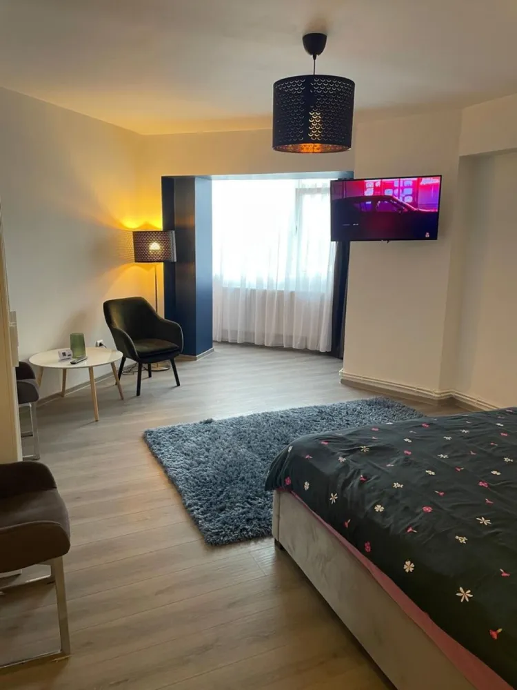 Apartament cu o camera – Faleza Dunarii, langa Union Jack - Locuieste pe Faleza Dunarii, una dintre cele mai apreciate zone din Galati

MAG Invest va prezinta in exclusivitate un apartament cu o camera, situat pe Faleza Dunarii, in imediata apropiere a restaurantului Union Jack, o locatie cautata atat pentru locuit, cat si pentru investitie.

Apartamentul are o suprafata utila de 44 mp si este amplasat la etajul 7 din 8, beneficiind de lumina naturala din abundenta si de acces rapid la promenada Falezei.
Locuinta a fost renovata recent, dispune de finisaje moderne si se vinde complet mobilata si utilata, fiind pregatita pentru mutare imediata.

Caracteristici principale:
suprafata utila 44 mp;
etaj 7 din 8;
renovat recent;
mobilat si utilat complet;
bloc cu acces facil catre Faleza Dunarii;
ideal pentru locuinta proprie sau investitie.

Pozitionarea excelenta ofera acces rapid catre restaurante, cafenele, spatii verzi, mijloace de transport si zone de agrement, transformand aceasta proprietate intr-o alegere inspirata pentru cei care apreciaza confortul si avantajele unei locatii premium.

Pret de vanzare: 74.000 Euro.
Se accepta achizitie prin credit ipotecar.
Pentru detalii si programarea unei vizionari:
Ene Liliana
0746.252.252
MAG Invest

Oferta disponibila exclusiv prin MAG Invest.