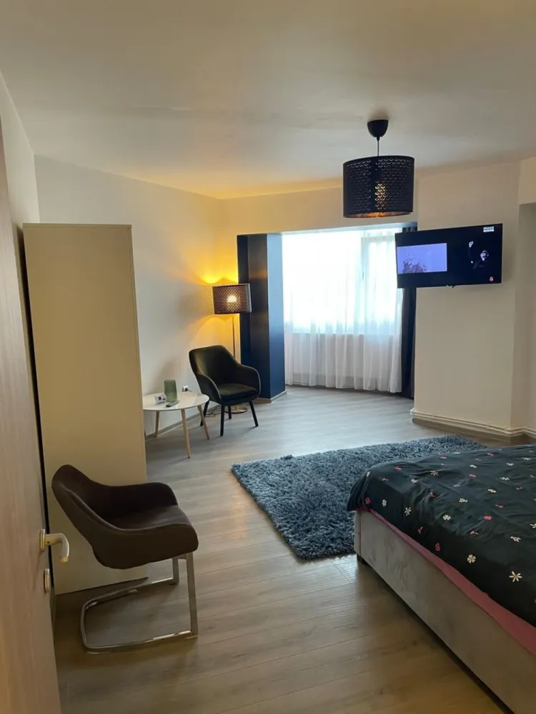 Apartament cu o camera – Faleza Dunarii, langa Union Jack - Locuieste pe Faleza Dunarii, una dintre cele mai apreciate zone din Galati

MAG Invest va prezinta in exclusivitate un apartament cu o camera, situat pe Faleza Dunarii, in imediata apropiere a restaurantului Union Jack, o locatie cautata atat pentru locuit, cat si pentru investitie.

Apartamentul are o suprafata utila de 44 mp si este amplasat la etajul 7 din 8, beneficiind de lumina naturala din abundenta si de acces rapid la promenada Falezei.
Locuinta a fost renovata recent, dispune de finisaje moderne si se vinde complet mobilata si utilata, fiind pregatita pentru mutare imediata.

Caracteristici principale:
suprafata utila 44 mp;
etaj 7 din 8;
renovat recent;
mobilat si utilat complet;
bloc cu acces facil catre Faleza Dunarii;
ideal pentru locuinta proprie sau investitie.

Pozitionarea excelenta ofera acces rapid catre restaurante, cafenele, spatii verzi, mijloace de transport si zone de agrement, transformand aceasta proprietate intr-o alegere inspirata pentru cei care apreciaza confortul si avantajele unei locatii premium.

Pret de vanzare: 74.000 Euro.
Se accepta achizitie prin credit ipotecar.
Pentru detalii si programarea unei vizionari:
Ene Liliana
0746.252.252
MAG Invest

Oferta disponibila exclusiv prin MAG Invest.
