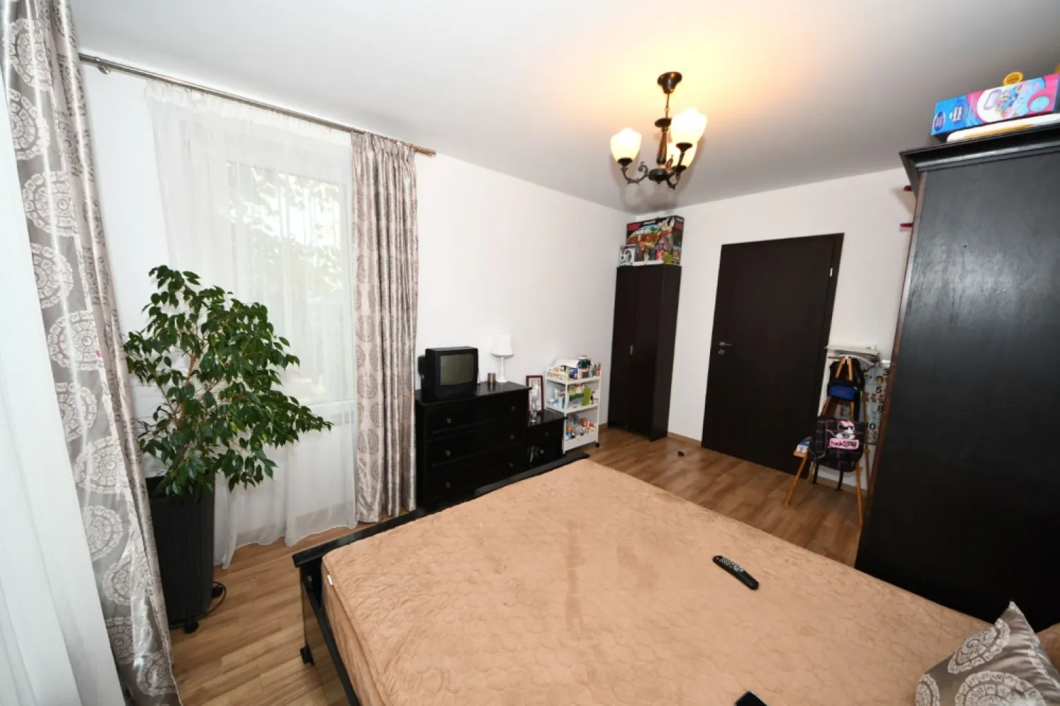 Casa moderna, constructie 2019 – Sat Costi, la 5 minute de Galati - Va prezentam o locuinta moderna si eficienta energetic, ideala pentru o familie care apreciaza calitatea constructiei, compartimentarea functionala si confortul termic pe tot parcursul anului. Casa a fost construita in anul 2019 pe cadre de beton armat, cu zidarie din caramida de beton celular autoclavizat (BCA) si finisaje premium.

Detalii tehnice si structurale:
Izolatie exterioara cu polistiren expandat de 15 cm (pereti) si 20 cm (acoperis);
Elevatie (fundatie) hidro si termoizolata cu polistiren extrudat;
Tamplarie PVC cu geam termopan Low-E si sistem de microventilatie;
Izolatie sub pardoseala parterului: polistiren 10 cm;
Incalzire in pardoseala pe ambele niveluri, alimentata de centrala pe gaz;
2 aparate de aer conditionat Daikin (parter + etaj);
2 rezervoare de apa + pompa pentru presiune constanta;

Racordata la toate utilitatile: curent, apa, gaze, canalizare;
Certificat energetic: Clasa A – consum redus si confort ridicat.

 Compartimentare si suprafete:
Subsol: 7,73 mp – spatiu ideal pentru depozitare;
Parter – 77,12 mp:
1 dormitor
Living generos cu zona de dining
Bucatarie inchisa
Camera tehnica
Grup sanitar

Etaj – 78,49 mp:
3 dormitoare spatioase,cu balcon propriu
Grup sanitar complet echipat

Casa este luminoasa, bine compartimentata si construita cu accent pe durabilitate si eficienta energetica, fiind o alegere excelenta pentru cei care isi doresc un camin modern, complet utilat si gata de locuit.

Pret: 238.000 euro + comisionul agentiei
Pentru informatii suplimentare si programari vizionari:
Ene Marian – 0740 949 871
Consilier vanzari – MAG Invest