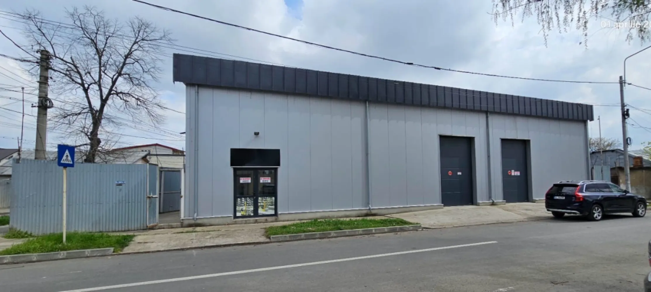 Inchiriere - Hala 200 mp - Strada Unirii, Galati, langa Shopping City - Va propunem spre inchiriere o hala moderna, construita in anul 2017, situata strategic pe strada Unirii, colt cu strada Bucovinei, in imediata apropiere a Shopping City Galati.

Proprietatea se remarca printr-o structura metalica solida si pereti tip sandwich, oferind conditii excelente pentru diverse activitati comerciale, de productie sau depozitare.

Detalii tehnice:
Suprafata totala teren: 236 mp (in proprietate)
Suprafata hala: 200 mp
Inaltime: 6 m
Spatiu birouri amenajat la etaj
Finisaje: gresie, faianta de calitate

Grup sanitar complet echipat (cabina dus, boiler), vestiar
2 usi de acces actionate electric + usa de acces personal din PVC cu sticla
Curent trifazat
Acces facil – strada asfaltata

Utilizare recomandata:
Ideala pentru productie, depozit, service auto, ateliere sau alte activitati comerciale.
Pret: 1500 euro/luna, negociabil
Exclusiv prin Agentia Mag Invest
Pentru mai multe informatii si vizionari: ENE MARIAN - 0740.949.871 - consilier imobiliar Mag Invest