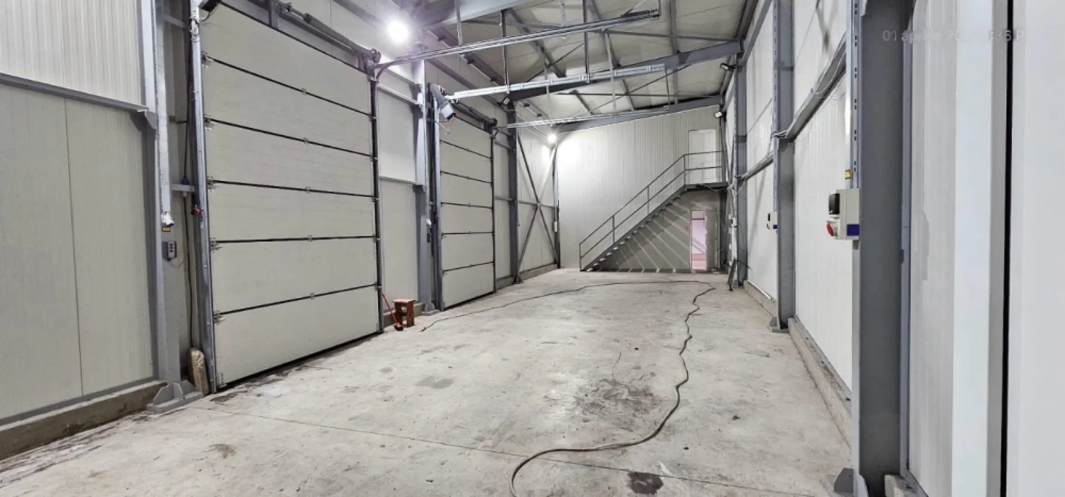 Inchiriere - Hala 200 mp - Strada Unirii, Galati, langa Shopping City - Va propunem spre inchiriere o hala moderna, construita in anul 2017, situata strategic pe strada Unirii, colt cu strada Bucovinei, in imediata apropiere a Shopping City Galati.

Proprietatea se remarca printr-o structura metalica solida si pereti tip sandwich, oferind conditii excelente pentru diverse activitati comerciale, de productie sau depozitare.

Detalii tehnice:
Suprafata totala teren: 236 mp (in proprietate)
Suprafata hala: 200 mp
Inaltime: 6 m
Spatiu birouri amenajat la etaj
Finisaje: gresie, faianta de calitate

Grup sanitar complet echipat (cabina dus, boiler), vestiar
2 usi de acces actionate electric + usa de acces personal din PVC cu sticla
Curent trifazat
Acces facil – strada asfaltata

Utilizare recomandata:
Ideala pentru productie, depozit, service auto, ateliere sau alte activitati comerciale.
Pret: 1500 euro/luna, negociabil
Exclusiv prin Agentia Mag Invest
Pentru mai multe informatii si vizionari: ENE MARIAN - 0740.949.871 - consilier imobiliar Mag Invest