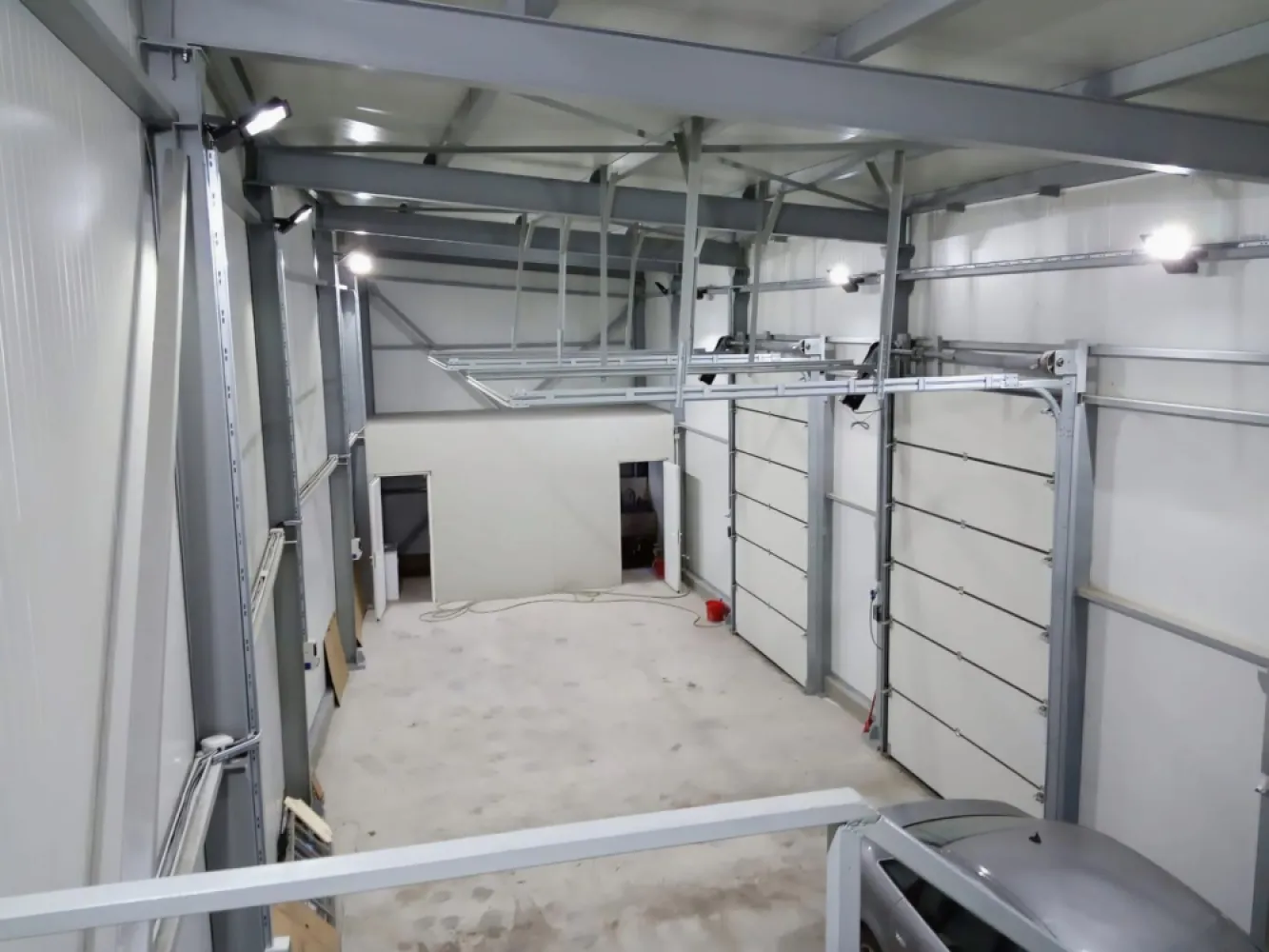 Inchiriere - Hala 200 mp - Strada Unirii, Galati, langa Shopping City - Va propunem spre inchiriere o hala moderna, construita in anul 2017, situata strategic pe strada Unirii, colt cu strada Bucovinei, in imediata apropiere a Shopping City Galati.

Proprietatea se remarca printr-o structura metalica solida si pereti tip sandwich, oferind conditii excelente pentru diverse activitati comerciale, de productie sau depozitare.

Detalii tehnice:
Suprafata totala teren: 236 mp (in proprietate)
Suprafata hala: 200 mp
Inaltime: 6 m
Spatiu birouri amenajat la etaj
Finisaje: gresie, faianta de calitate

Grup sanitar complet echipat (cabina dus, boiler), vestiar
2 usi de acces actionate electric + usa de acces personal din PVC cu sticla
Curent trifazat
Acces facil – strada asfaltata

Utilizare recomandata:
Ideala pentru productie, depozit, service auto, ateliere sau alte activitati comerciale.
Pret: 1500 euro/luna, negociabil
Exclusiv prin Agentia Mag Invest
Pentru mai multe informatii si vizionari: ENE MARIAN - 0740.949.871 - consilier imobiliar Mag Invest