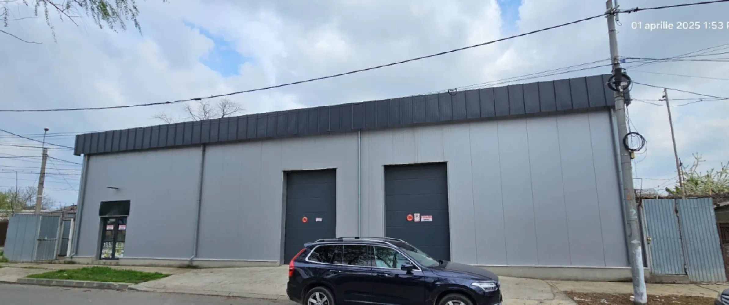 Inchiriere - Hala 200 mp - Strada Unirii, Galati, langa Shopping City - Va propunem spre inchiriere o hala moderna, construita in anul 2017, situata strategic pe strada Unirii, colt cu strada Bucovinei, in imediata apropiere a Shopping City Galati.

Proprietatea se remarca printr-o structura metalica solida si pereti tip sandwich, oferind conditii excelente pentru diverse activitati comerciale, de productie sau depozitare.

Detalii tehnice:
Suprafata totala teren: 236 mp (in proprietate)
Suprafata hala: 200 mp
Inaltime: 6 m
Spatiu birouri amenajat la etaj
Finisaje: gresie, faianta de calitate

Grup sanitar complet echipat (cabina dus, boiler), vestiar
2 usi de acces actionate electric + usa de acces personal din PVC cu sticla
Curent trifazat
Acces facil – strada asfaltata

Utilizare recomandata:
Ideala pentru productie, depozit, service auto, ateliere sau alte activitati comerciale.
Pret: 1500 euro/luna, negociabil
Exclusiv prin Agentia Mag Invest
Pentru mai multe informatii si vizionari: ENE MARIAN - 0740.949.871 - consilier imobiliar Mag Invest
