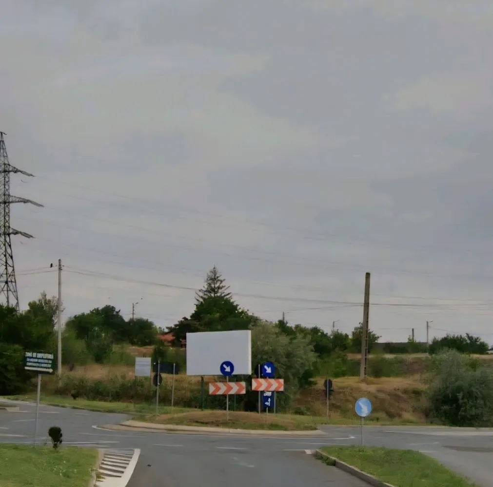 Teren intravilan 14.168 mp – pozitie excelenta la intrarea in Braila - Se ofera spre vanzare un teren intravilan cu suprafata totala de 14.168 mp, amplasat strategic la intrarea in municipiul Braila, cu deschidere directa la Drumul National DN 22B, Strada Mircea Malaeru si Strada Viilor.

 Caracteristici principale:
 • Suprafata totala: 14.168 mp
 • Deschidere generoasa la DN 22B si doua strazi secundare
 • Toate utilitatile (apa, canalizare, gaze, electricitate) se afla la limita proprietatii
 • Teren plan, cu acces facil pentru vehicule de mare tonaj

 Destinatie ideala:
 • Dezvoltare rezidentiala – complex de case sau blocuri
 • Proiecte comerciale sau industriale – hale, depozite, showroom-uri
 • Investitie cu potential ridicat datorita pozitiei excelente si vizibilitatii la drum national

 Pret de vanzare: 55 €/mp (negociabil)
 Contact: Ene Marian – 0740 949 871
 Comision agentie aplicabil