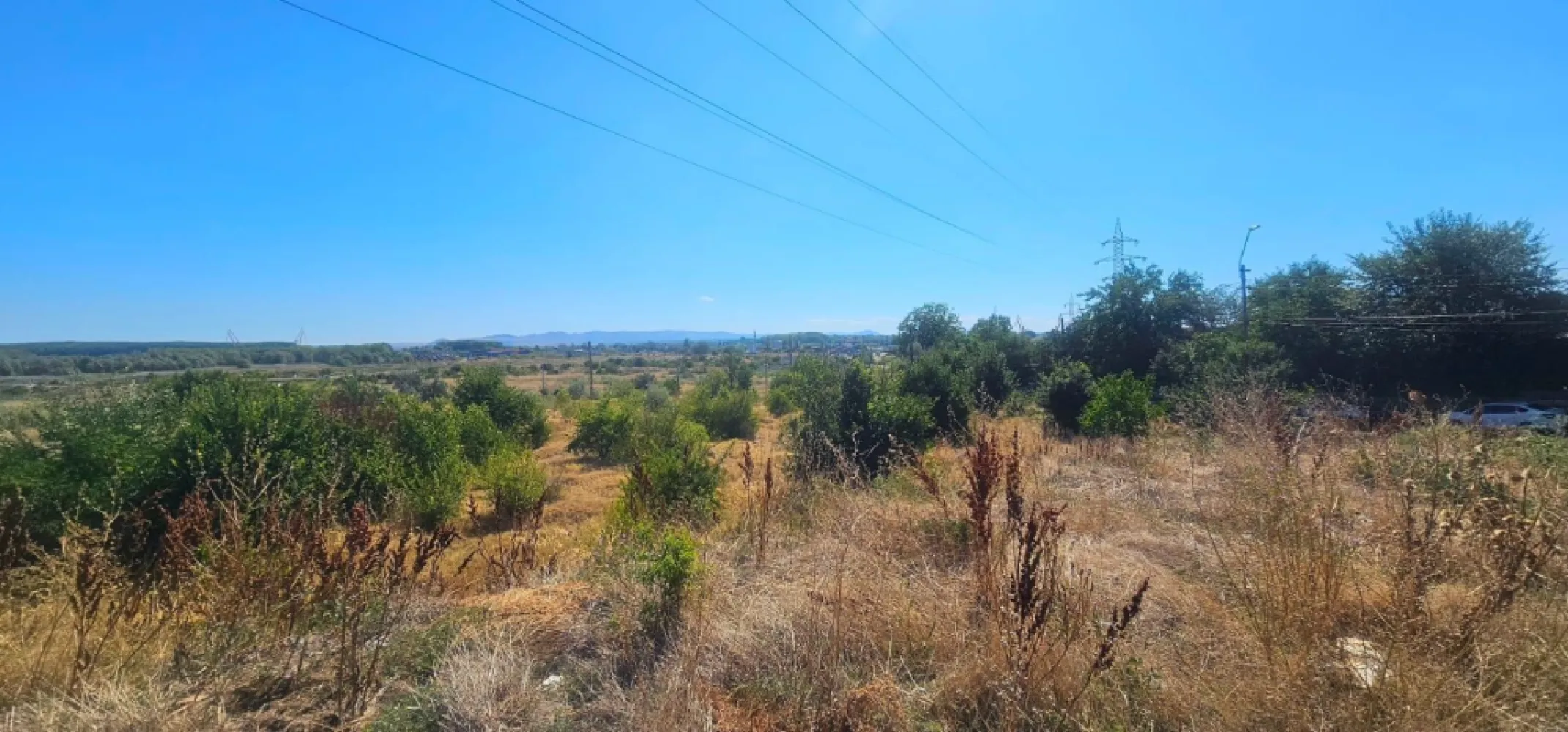Teren intravilan 14.168 mp – pozitie excelenta la intrarea in Braila - Se ofera spre vanzare un teren intravilan cu suprafata totala de 14.168 mp, amplasat strategic la intrarea in municipiul Braila, cu deschidere directa la Drumul National DN 22B, Strada Mircea Malaeru si Strada Viilor.

 Caracteristici principale:
 • Suprafata totala: 14.168 mp
 • Deschidere generoasa la DN 22B si doua strazi secundare
 • Toate utilitatile (apa, canalizare, gaze, electricitate) se afla la limita proprietatii
 • Teren plan, cu acces facil pentru vehicule de mare tonaj

 Destinatie ideala:
 • Dezvoltare rezidentiala – complex de case sau blocuri
 • Proiecte comerciale sau industriale – hale, depozite, showroom-uri
 • Investitie cu potential ridicat datorita pozitiei excelente si vizibilitatii la drum national

 Pret de vanzare: 55 €/mp (negociabil)
 Contact: Ene Marian – 0740 949 871
 Comision agentie aplicabil