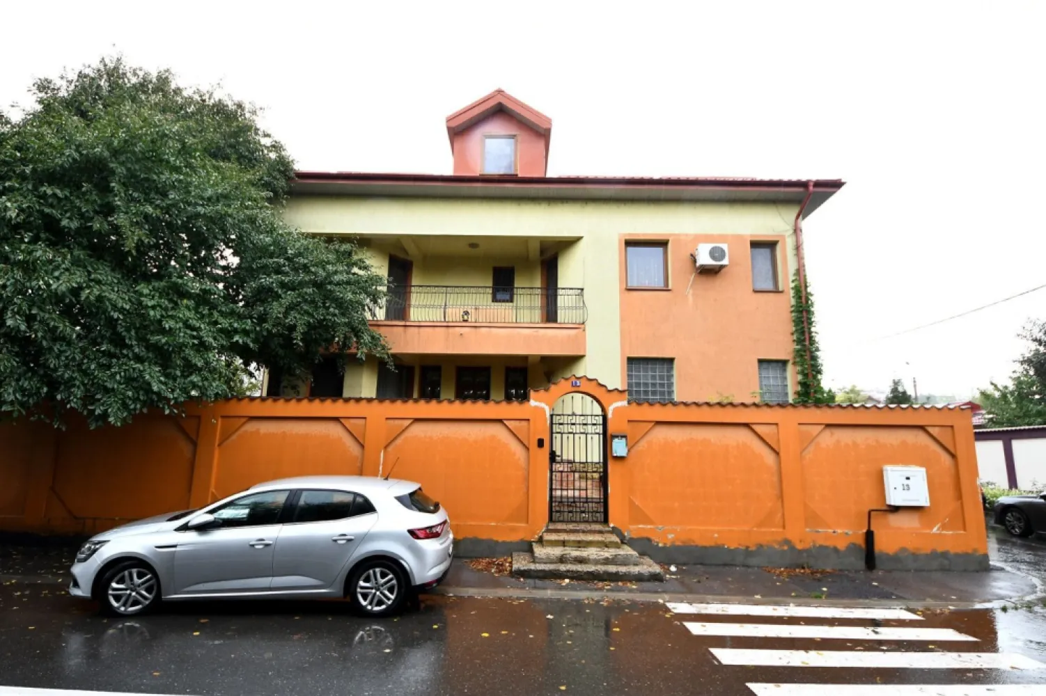 Vila spatioasa, pretabil pentru locuit/clinica, zona Micro 17 – Galati - Resedinta propusa spre vanzare este amplasata intr-o zona linistita si apreciata a orasului Galati, oferind confort, spatiu generos si finisaje de calitate superioara. Proprietatea se adreseaza atat celor care cauta o locuinta eleganta si durabila, cat si celor care doresc o cladire reprezentativa pentru sediu de firma, birouri sau destinatii mixte.
Detalii generale
- Clasa energetica: A
- Suprafata utila: 752 mp
- Suprafata teren: 400 mp
- Amprenta la sol: 176 mp
- Suprafata desfasurata: 752 mp
- An constructie: 2009
- Structura de rezistenta: beton armat
- Invelitoare acoperis: tabla
- Numar niveluri: 4 (Demisol + Parter + Etaj + Mansarda)
- Numar garaje: 1 (pentru 2 masini)
- Locuri de parcare: 2
- Incalzire: centrala proprie
- Stadiul constructiei: finalizat
- Stare interior: buna
- Ferestre: PVC cu geam termopan

Descriere proprietate
Constructia, edificata in anul 2009, se evidentiaza printr-o structura solida din cadre de beton armat si zidarie, cu grinzi continue de fundatie. Toate etapele executiei au fost realizate cu atentie la detalii si cu materiale de cea mai buna calitate.

Planurile interioare sunt gandite eficient, fiecare nivel avand o functionalitate clara, eliminand orice spatiu neutil.
Demisol (176 mp utili)
Include un garaj pentru doua masini cu acces direct din strada (poarta automatizata), camera tehnica, spalatorie, spatii de depozitare, precum si casa scarii care asigura legatura cu parterul.
Parter (176 mp utili)
Zona de zi spatioasa si luminoasa, compusa din living cu dining, bucatarie inchisa, birou, dressing la intrare si baie. Accesul se face printr-un hol elegant, care creeaza o separare discreta intre zonele functionale.
Etaj (176 mp utili)
Acest nivel include patru dormitoare, fiecare cu terasa proprie. Doua dintre dormitoare beneficiaza de baie si dressing individual, iar celelalte sunt deservite de o baie comuna pe nivel.
Mansarda
Spatiul este complet amenajat si izolat termic, prevazut cu parchet, rigips, aer conditionat, corpuri de incalzire si grup sanitar, putand fi utilizat ca zona de relaxare, birou, hobby room sau spatiu de oaspeti.

Exterior si curte
Curtea are o suprafata de 400 mp, fiind amenajata cu spatii verzi, alei pavate si o fantana arteziana, oferind un cadru elegant si linistit pentru relaxare.
Accesul la proprietate se face pe strada asfaltata, beneficiind de iluminat public si mijloace de transport in comun in apropiere.
Alte detalii
- Destinatie: Rezidential / Birouri
- Proprietatea este intabulata si libera de sarcini.
- Clasa energetica A, consum redus de energie.

Pret de vanzare: 430.000 € – negociabil
Pentru mai multe informatii sau pentru programarea unei vizionari, ne puteti contacta la: 0740 949 871 – Ene Marian, MAG Invest
