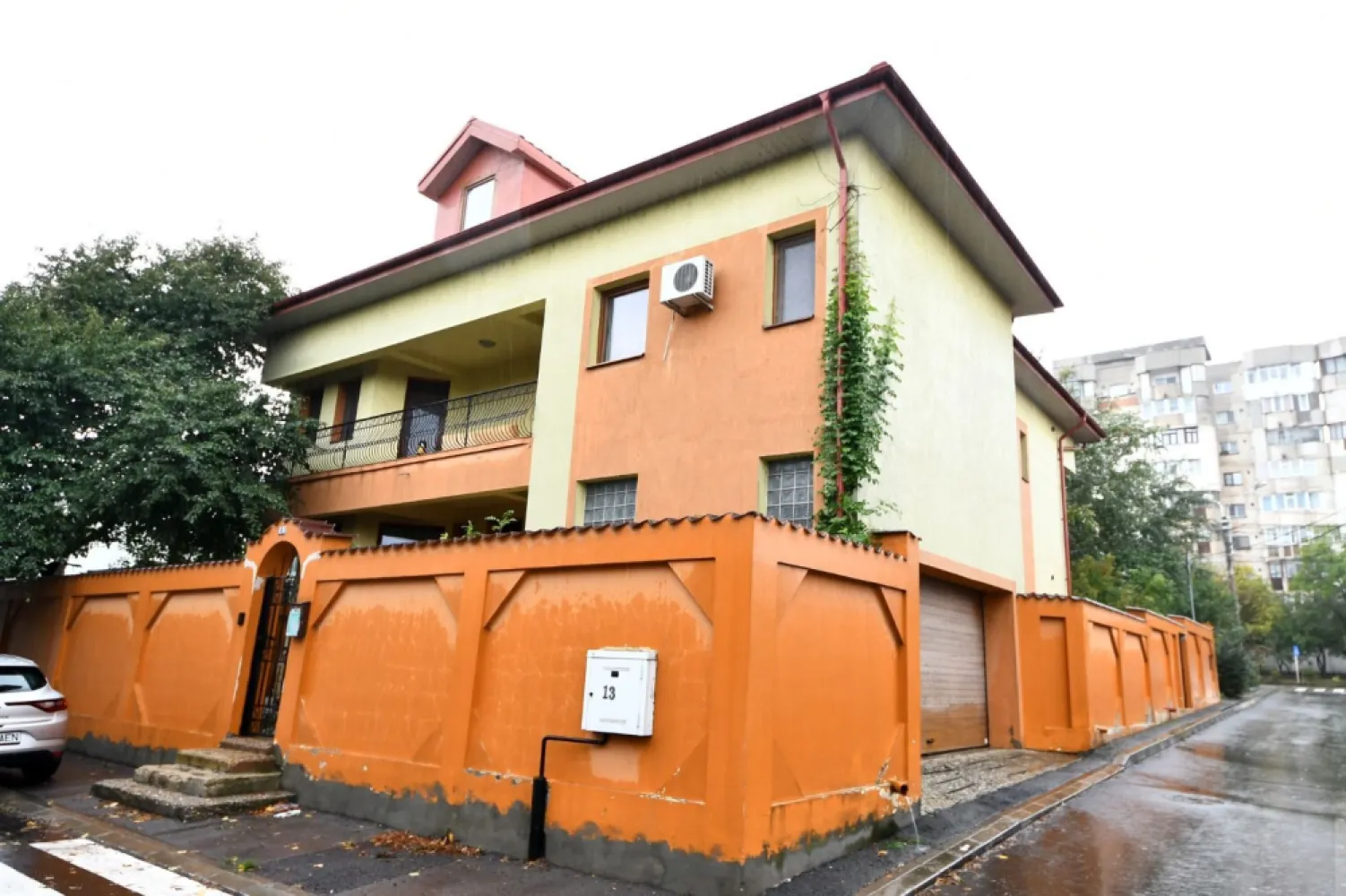 Vila spatioasa, pretabil pentru locuit/clinica, zona Micro 17 – Galati - Resedinta propusa spre vanzare este amplasata intr-o zona linistita si apreciata a orasului Galati, oferind confort, spatiu generos si finisaje de calitate superioara. Proprietatea se adreseaza atat celor care cauta o locuinta eleganta si durabila, cat si celor care doresc o cladire reprezentativa pentru sediu de firma, birouri sau destinatii mixte.
Detalii generale
- Clasa energetica: A
- Suprafata utila: 752 mp
- Suprafata teren: 400 mp
- Amprenta la sol: 176 mp
- Suprafata desfasurata: 752 mp
- An constructie: 2009
- Structura de rezistenta: beton armat
- Invelitoare acoperis: tabla
- Numar niveluri: 4 (Demisol + Parter + Etaj + Mansarda)
- Numar garaje: 1 (pentru 2 masini)
- Locuri de parcare: 2
- Incalzire: centrala proprie
- Stadiul constructiei: finalizat
- Stare interior: buna
- Ferestre: PVC cu geam termopan

Descriere proprietate
Constructia, edificata in anul 2009, se evidentiaza printr-o structura solida din cadre de beton armat si zidarie, cu grinzi continue de fundatie. Toate etapele executiei au fost realizate cu atentie la detalii si cu materiale de cea mai buna calitate.

Planurile interioare sunt gandite eficient, fiecare nivel avand o functionalitate clara, eliminand orice spatiu neutil.
Demisol (176 mp utili)
Include un garaj pentru doua masini cu acces direct din strada (poarta automatizata), camera tehnica, spalatorie, spatii de depozitare, precum si casa scarii care asigura legatura cu parterul.
Parter (176 mp utili)
Zona de zi spatioasa si luminoasa, compusa din living cu dining, bucatarie inchisa, birou, dressing la intrare si baie. Accesul se face printr-un hol elegant, care creeaza o separare discreta intre zonele functionale.
Etaj (176 mp utili)
Acest nivel include patru dormitoare, fiecare cu terasa proprie. Doua dintre dormitoare beneficiaza de baie si dressing individual, iar celelalte sunt deservite de o baie comuna pe nivel.
Mansarda
Spatiul este complet amenajat si izolat termic, prevazut cu parchet, rigips, aer conditionat, corpuri de incalzire si grup sanitar, putand fi utilizat ca zona de relaxare, birou, hobby room sau spatiu de oaspeti.

Exterior si curte
Curtea are o suprafata de 400 mp, fiind amenajata cu spatii verzi, alei pavate si o fantana arteziana, oferind un cadru elegant si linistit pentru relaxare.
Accesul la proprietate se face pe strada asfaltata, beneficiind de iluminat public si mijloace de transport in comun in apropiere.
Alte detalii
- Destinatie: Rezidential / Birouri
- Proprietatea este intabulata si libera de sarcini.
- Clasa energetica A, consum redus de energie.

Pret de vanzare: 430.000 € – negociabil
Pentru mai multe informatii sau pentru programarea unei vizionari, ne puteti contacta la: 0740 949 871 – Ene Marian, MAG Invest