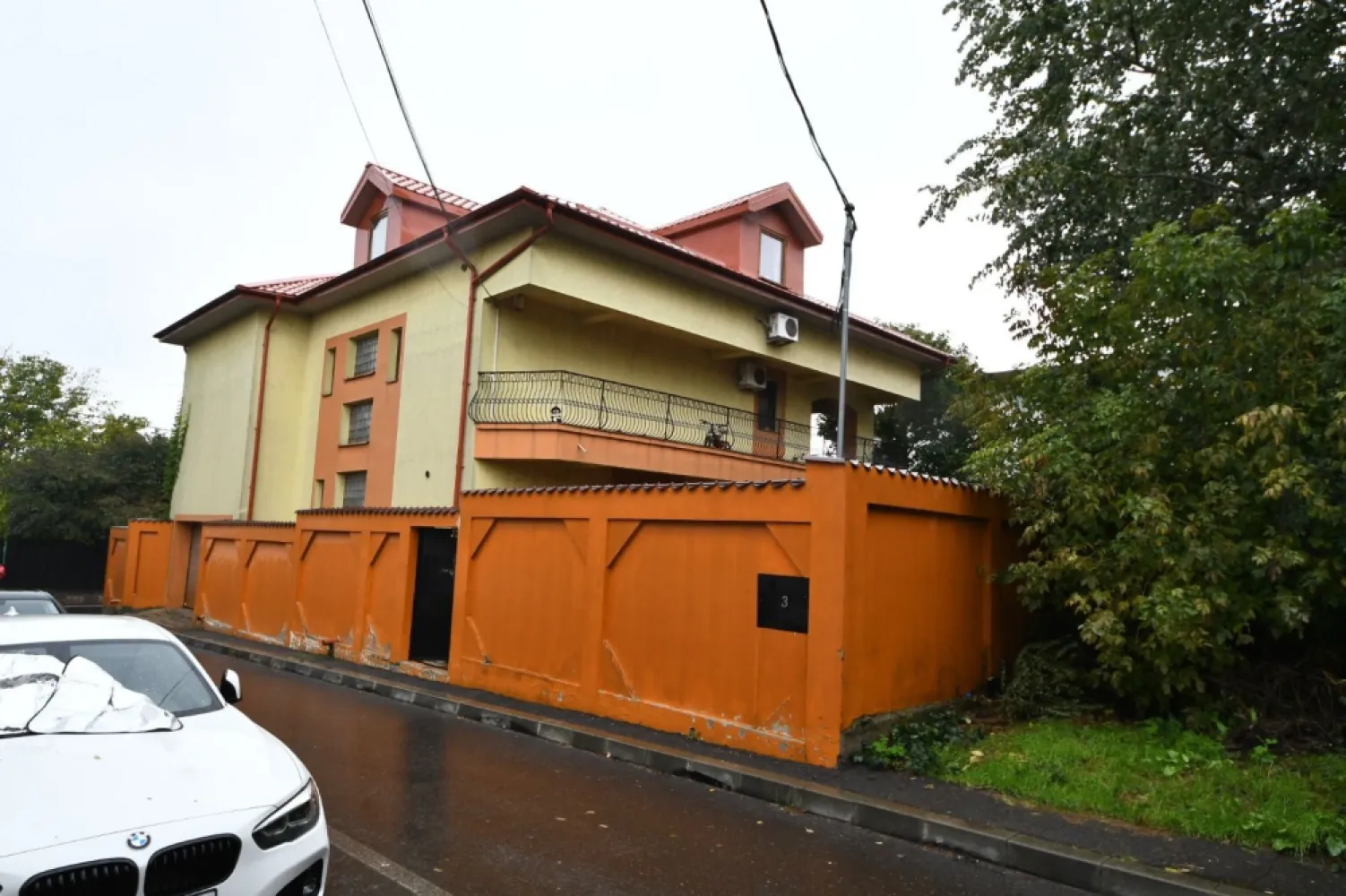 Vila spatioasa, pretabil pentru locuit/clinica, zona Micro 17 – Galati - Resedinta propusa spre vanzare este amplasata intr-o zona linistita si apreciata a orasului Galati, oferind confort, spatiu generos si finisaje de calitate superioara. Proprietatea se adreseaza atat celor care cauta o locuinta eleganta si durabila, cat si celor care doresc o cladire reprezentativa pentru sediu de firma, birouri sau destinatii mixte.
Detalii generale
- Clasa energetica: A
- Suprafata utila: 752 mp
- Suprafata teren: 400 mp
- Amprenta la sol: 176 mp
- Suprafata desfasurata: 752 mp
- An constructie: 2009
- Structura de rezistenta: beton armat
- Invelitoare acoperis: tabla
- Numar niveluri: 4 (Demisol + Parter + Etaj + Mansarda)
- Numar garaje: 1 (pentru 2 masini)
- Locuri de parcare: 2
- Incalzire: centrala proprie
- Stadiul constructiei: finalizat
- Stare interior: buna
- Ferestre: PVC cu geam termopan

Descriere proprietate
Constructia, edificata in anul 2009, se evidentiaza printr-o structura solida din cadre de beton armat si zidarie, cu grinzi continue de fundatie. Toate etapele executiei au fost realizate cu atentie la detalii si cu materiale de cea mai buna calitate.

Planurile interioare sunt gandite eficient, fiecare nivel avand o functionalitate clara, eliminand orice spatiu neutil.
Demisol (176 mp utili)
Include un garaj pentru doua masini cu acces direct din strada (poarta automatizata), camera tehnica, spalatorie, spatii de depozitare, precum si casa scarii care asigura legatura cu parterul.
Parter (176 mp utili)
Zona de zi spatioasa si luminoasa, compusa din living cu dining, bucatarie inchisa, birou, dressing la intrare si baie. Accesul se face printr-un hol elegant, care creeaza o separare discreta intre zonele functionale.
Etaj (176 mp utili)
Acest nivel include patru dormitoare, fiecare cu terasa proprie. Doua dintre dormitoare beneficiaza de baie si dressing individual, iar celelalte sunt deservite de o baie comuna pe nivel.
Mansarda
Spatiul este complet amenajat si izolat termic, prevazut cu parchet, rigips, aer conditionat, corpuri de incalzire si grup sanitar, putand fi utilizat ca zona de relaxare, birou, hobby room sau spatiu de oaspeti.

Exterior si curte
Curtea are o suprafata de 400 mp, fiind amenajata cu spatii verzi, alei pavate si o fantana arteziana, oferind un cadru elegant si linistit pentru relaxare.
Accesul la proprietate se face pe strada asfaltata, beneficiind de iluminat public si mijloace de transport in comun in apropiere.
Alte detalii
- Destinatie: Rezidential / Birouri
- Proprietatea este intabulata si libera de sarcini.
- Clasa energetica A, consum redus de energie.

Pret de vanzare: 430.000 € – negociabil
Pentru mai multe informatii sau pentru programarea unei vizionari, ne puteti contacta la: 0740 949 871 – Ene Marian, MAG Invest