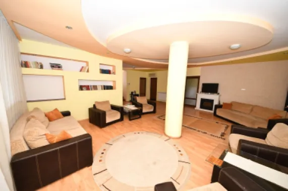 Vila spatioasa, pretabil pentru locuit/clinica, zona Micro 17 – Galati