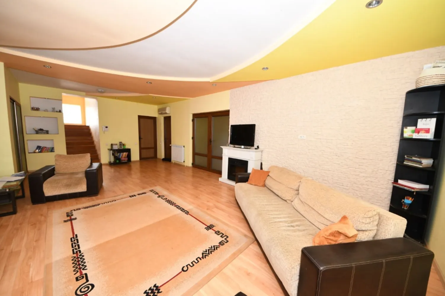 Vila spatioasa, pretabil pentru locuit/clinica, zona Micro 17 – Galati