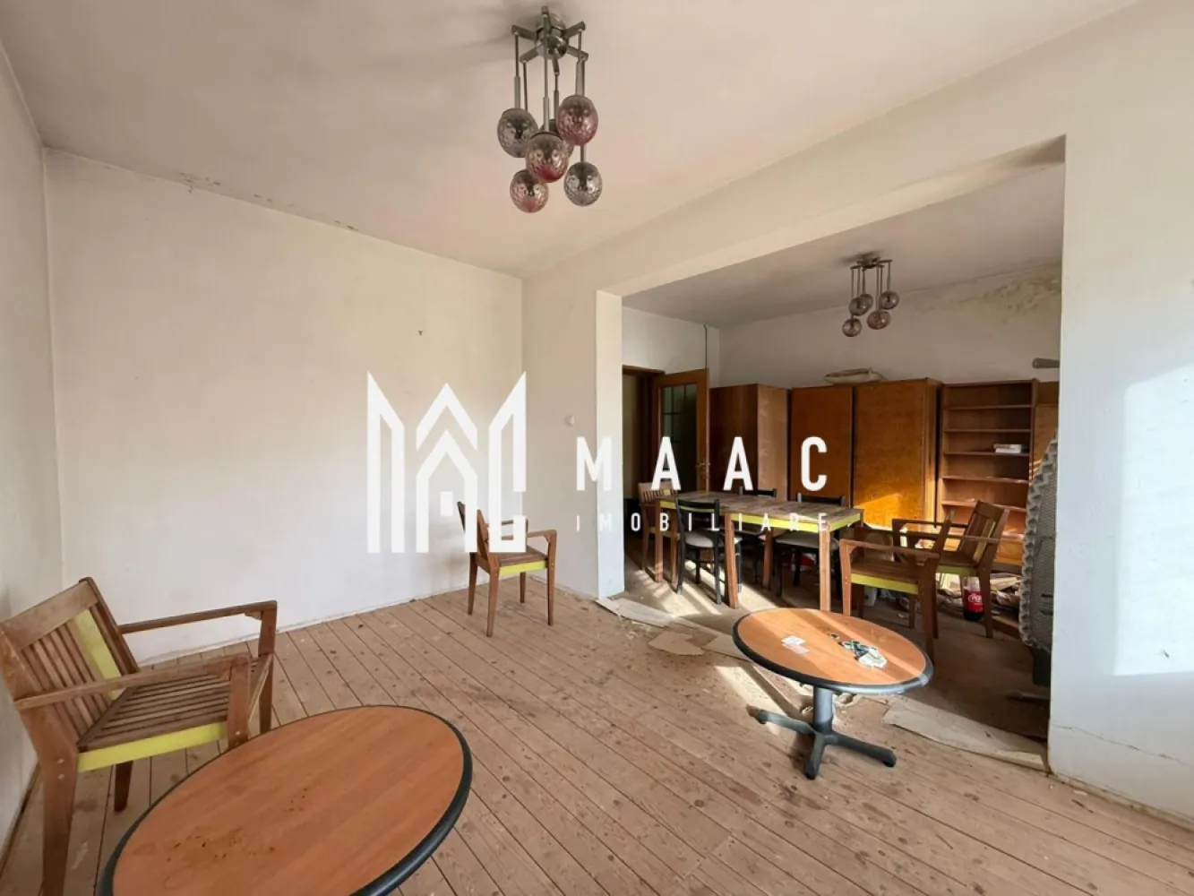 Spatiu de birouri | 150MP | P & Etaj 1 | Curte | Central - MAAC Imobiliare propune atentiei dumneavoastra un spatiu de birouri, desfasurat pe 2 niveluri, amplasat in zona Centrala (la 10 minute de mers pe jos de centrul istoric - reper Strada Constantin Noica).

Spatiul se poate renova de catre proprietar sau de catre chirias, dupa bunul plac si se rediscuta cuantumul chiriei.

Apartamentul este configurat astfel - doua camere, bucatarie, baie cu geam, hol, camara, balcon, logie, la parter si o camera, baie cu geam, hol si balcon, la etajul 1.

Orientarea este SUD-VEST, ceea ce ofera spatiului un plus de confort si luminozitate.

Suprafata totala a terenului este de 170mp. Curtea este comuna cu inca un locatar.

Aferent - garaj, pivnita si pod.

Structura imobilului este solida si amplasamentul acestuia este avantajos, aflandu-se intr-o zona linistita de case.

Incalzirea se face cu centrala proprie si calorifere. Contorizarea este separata.

Se percepe garantie in cuantumul unei chirii lunare. Disponibilitate imediata.

Pentru mai multe detalii specificati telefonic: CP2849524