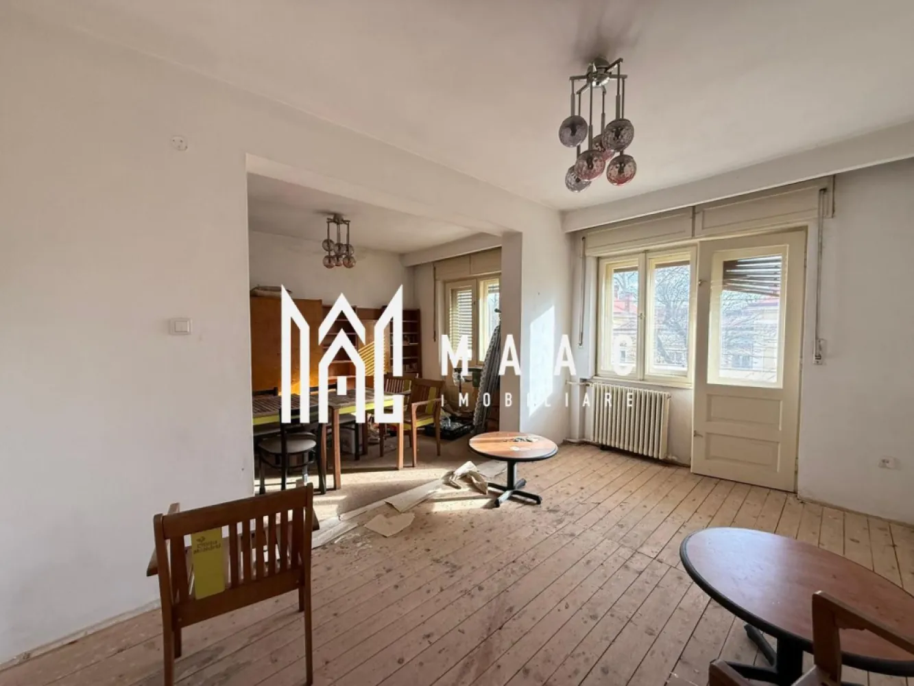 Spatiu de birouri | 150MP | P & Etaj 1 | Curte | Central - MAAC Imobiliare propune atentiei dumneavoastra un spatiu de birouri, desfasurat pe 2 niveluri, amplasat in zona Centrala (la 10 minute de mers pe jos de centrul istoric - reper Strada Constantin Noica).

Spatiul se poate renova de catre proprietar sau de catre chirias, dupa bunul plac si se rediscuta cuantumul chiriei.

Apartamentul este configurat astfel - doua camere, bucatarie, baie cu geam, hol, camara, balcon, logie, la parter si o camera, baie cu geam, hol si balcon, la etajul 1.

Orientarea este SUD-VEST, ceea ce ofera spatiului un plus de confort si luminozitate.

Suprafata totala a terenului este de 170mp. Curtea este comuna cu inca un locatar.

Aferent - garaj, pivnita si pod.

Structura imobilului este solida si amplasamentul acestuia este avantajos, aflandu-se intr-o zona linistita de case.

Incalzirea se face cu centrala proprie si calorifere. Contorizarea este separata.

Se percepe garantie in cuantumul unei chirii lunare. Disponibilitate imediata.

Pentru mai multe detalii specificati telefonic: CP2849524