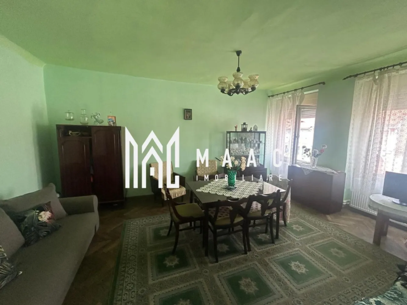 Apartament de vânzare 3 camere | Ultracentral Cisnădie | 97 mp - Apartament de vânzare cu 3 camere în zona Ultracentrală din Cisnădie, situat la etajul 1 al unui imobil P+1, cu 97 mp utili, grădină proprie și spații auxiliare înscrise.

Detalii proprietate:
• Apartament la casă cu 3 camere
• Suprafață utilă: 97 mp
• Etaj 1 din 1, într-un imobil construit în 1938
• Curte comună foarte bine îngrijită, cu doar 6 vecini
• Două pivnițe înscrise în Cartea Funciară, cu suprafață totală de aproximativ 30 mp
• Anexă pentru depozitare
• Grădină proprie de aproximativ 40 mp

Zonă și acces:
Proprietatea este amplasată ultracentral în Cisnădie, în imediata apropiere de Piața Revoluției și Primărie. Poziția centrală, curtea îngrijită și spațiile auxiliare oferă un plus de utilitate pentru locuirea de zi cu zi.

Contactați echipa MAAC Imobiliare pentru detalii suplimentare și programarea unei vizionări. Cod anunț CP3176412.