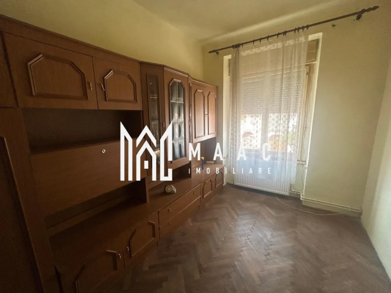 Apartament de vânzare 3 camere | Ultracentral Cisnădie | 97 mp - Apartament de vânzare cu 3 camere în zona Ultracentrală din Cisnădie, situat la etajul 1 al unui imobil P+1, cu 97 mp utili, grădină proprie și spații auxiliare înscrise.

Detalii proprietate:
• Apartament la casă cu 3 camere
• Suprafață utilă: 97 mp
• Etaj 1 din 1, într-un imobil construit în 1938
• Curte comună foarte bine îngrijită, cu doar 6 vecini
• Două pivnițe înscrise în Cartea Funciară, cu suprafață totală de aproximativ 30 mp
• Anexă pentru depozitare
• Grădină proprie de aproximativ 40 mp

Zonă și acces:
Proprietatea este amplasată ultracentral în Cisnădie, în imediata apropiere de Piața Revoluției și Primărie. Poziția centrală, curtea îngrijită și spațiile auxiliare oferă un plus de utilitate pentru locuirea de zi cu zi.

Contactați echipa MAAC Imobiliare pentru detalii suplimentare și programarea unei vizionări. Cod anunț CP3176412.