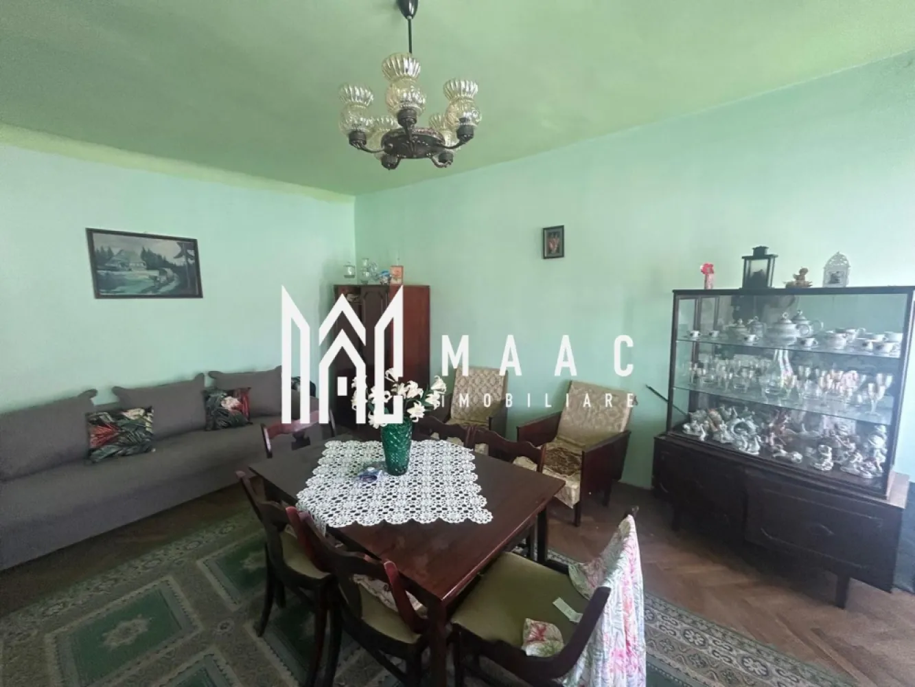 Apartament de vânzare 3 camere | Ultracentral Cisnădie | 97 mp - Apartament de vânzare cu 3 camere în zona Ultracentrală din Cisnădie, situat la etajul 1 al unui imobil P+1, cu 97 mp utili, grădină proprie și spații auxiliare înscrise.

Detalii proprietate:
• Apartament la casă cu 3 camere
• Suprafață utilă: 97 mp
• Etaj 1 din 1, într-un imobil construit în 1938
• Curte comună foarte bine îngrijită, cu doar 6 vecini
• Două pivnițe înscrise în Cartea Funciară, cu suprafață totală de aproximativ 30 mp
• Anexă pentru depozitare
• Grădină proprie de aproximativ 40 mp

Zonă și acces:
Proprietatea este amplasată ultracentral în Cisnădie, în imediata apropiere de Piața Revoluției și Primărie. Poziția centrală, curtea îngrijită și spațiile auxiliare oferă un plus de utilitate pentru locuirea de zi cu zi.

Contactați echipa MAAC Imobiliare pentru detalii suplimentare și programarea unei vizionări. Cod anunț CP3176412.