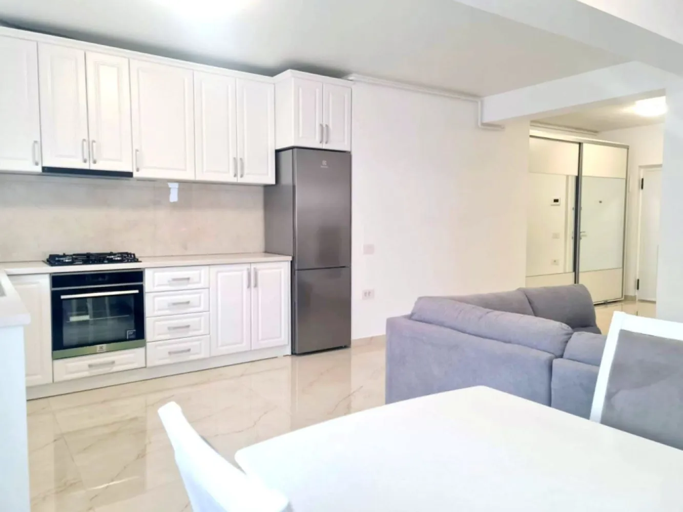 Apartament 2 camere de inchiriat – Complex rezidential Micro 17 - 560 euro - Va oferim spre inchiriere un apartament modern cu 2 camere, situat la etajul 5/5 intr-un complex rezidential nou din Micro 17. Blocul este dotat cu lift, curte interioara si acces securizat cu video interfon.

Apartament spatios si luminos
Aer conditionat
Incalzire in pardoseala
Complex rezidential cu acces controlat
Loc de parcare inclus

Chirie: 550 €/luna
Garantie: 550 €
Optional se poate inchiria un loc de parcare la pretul de 50 euro lunar.
Se inchiriaza si pentru termen scurt, minim 3 luni la pretul de 650 euro pe luna 
Comisionul de intermediere imobiliara este de 70% din prima luna de chirie.
Pentru detalii si vizionari:
Ene Liliana - 0746.252.525
Mag Invest