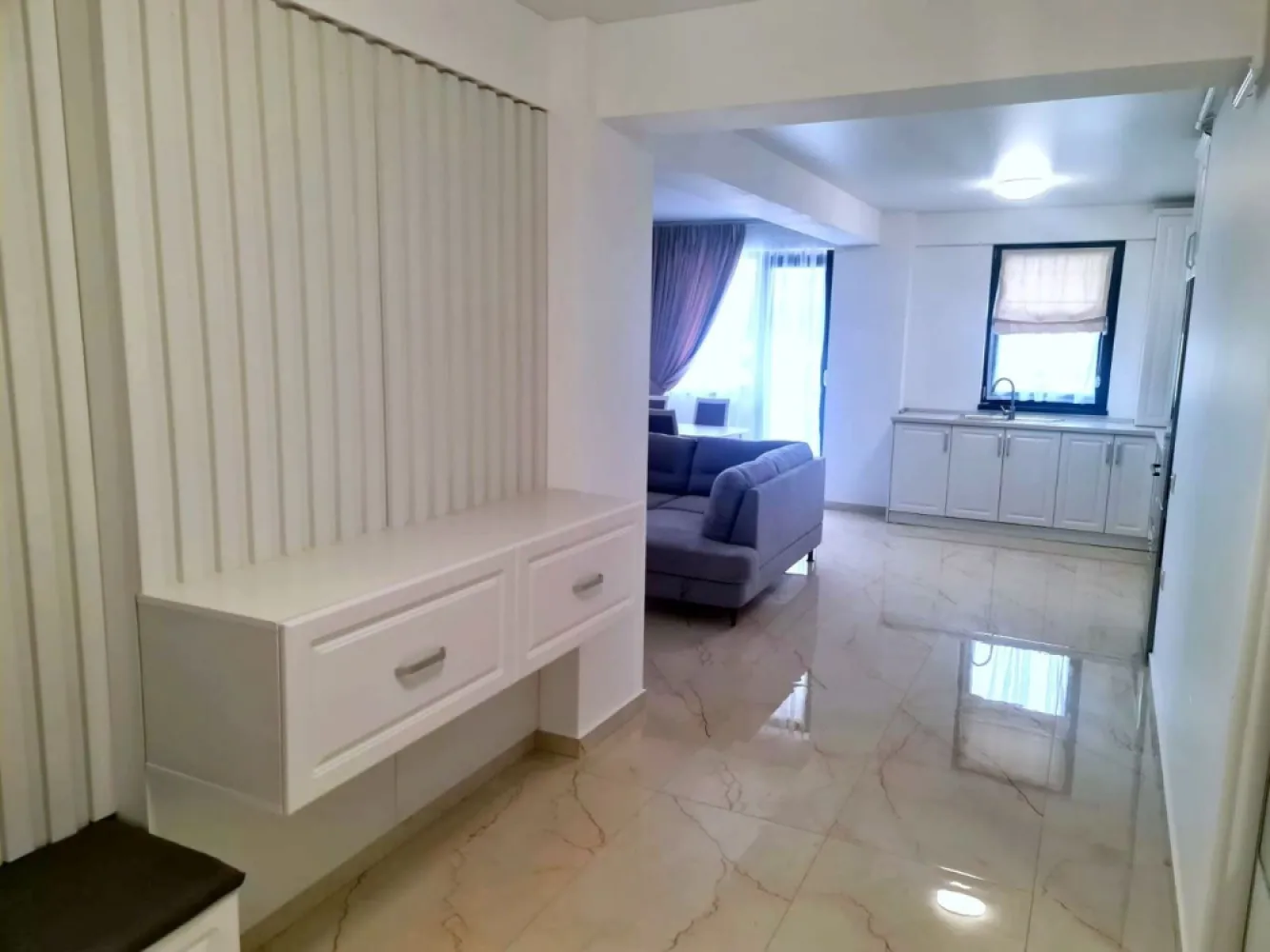 Apartament 2 camere de inchiriat – Complex rezidential Micro 17 - 560 euro - Va oferim spre inchiriere un apartament modern cu 2 camere, situat la etajul 5/5 intr-un complex rezidential nou din Micro 17. Blocul este dotat cu lift, curte interioara si acces securizat cu video interfon.

Apartament spatios si luminos
Aer conditionat
Incalzire in pardoseala
Complex rezidential cu acces controlat
Loc de parcare inclus

Chirie: 550 €/luna
Garantie: 550 €
Optional se poate inchiria un loc de parcare la pretul de 50 euro lunar.
Se inchiriaza si pentru termen scurt, minim 3 luni la pretul de 650 euro pe luna 
Comisionul de intermediere imobiliara este de 70% din prima luna de chirie.
Pentru detalii si vizionari:
Ene Liliana - 0746.252.525
Mag Invest