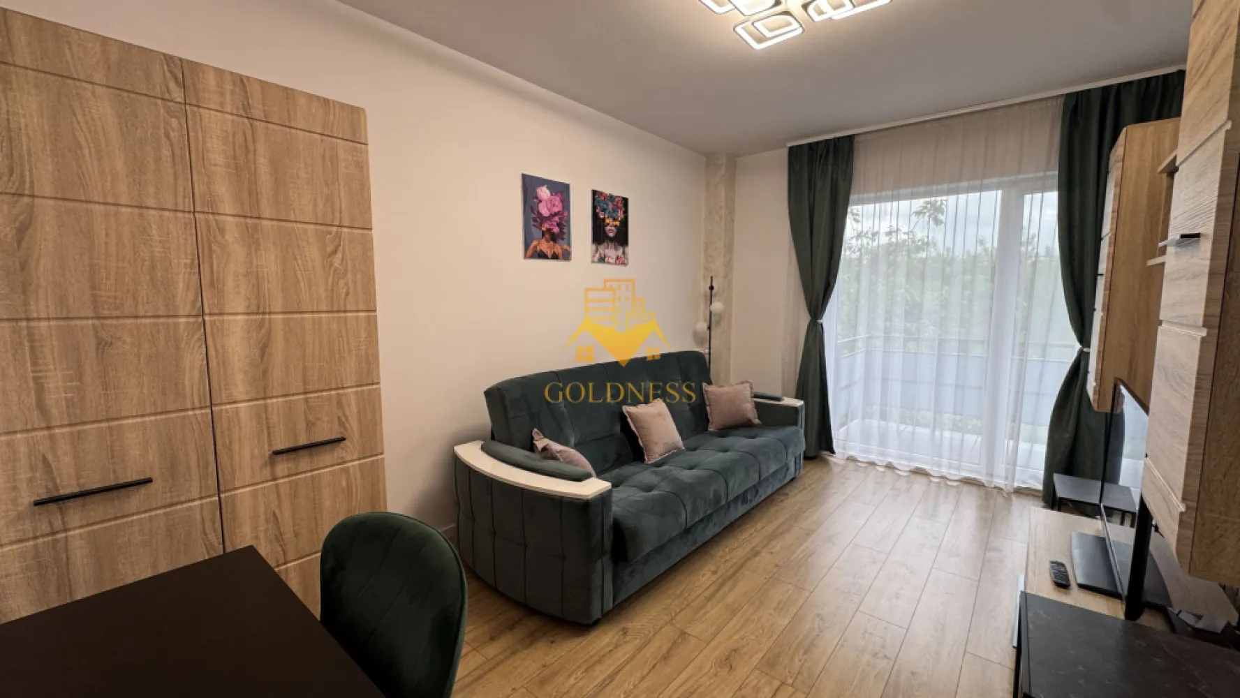2 camere, decomandate, modern,bloc nou,garaj,Marasti, Junior Residence - GOLDNESS Imobiliare vă propune spre închiriere un apartament cu 2 camere open-space complet mobilat și utilat, la etajul 1 într-un imobil de 6 etaje, în Cartierul Iris, Zona Sobarilor. - Junior Residence.
Se poate inchiria parcare subterana cu 50 euro!
Se află în apropierea stațiilor de transport în comun, magazine, restaurante, spații verzi, farmacii, etc. 

Apartamentul este compartimentat astfel:
 - dormitor cu pat matrimonial, dressing, noptiere
 - dormitor cu canapea extensibila, masuta pentru cafea, spatiu pentru depozitare, TV
 - bucatarie complet mobilata, utilata, loc de luat masa
 - baie cu dus walk-in, calorifer port prosop și dulap pentru depozitare.
 - balcon deschis de 6 mp.

Imobilul este dotat cu toate cele necesare- centrală proprie, frigider, aragaz, hotă, mașină de spălat haine, aer conditionat, etc. 

Dacă sunteți interesați de acest apartament și doriți să îl vizionați, dar și pentru alte oferte nu ezitați să ne contactați telefonic sau prin e-mail. Vă stăm la dispoziție!
Pentru intermediere se percepe un comision de 50% din prețul chiriei!