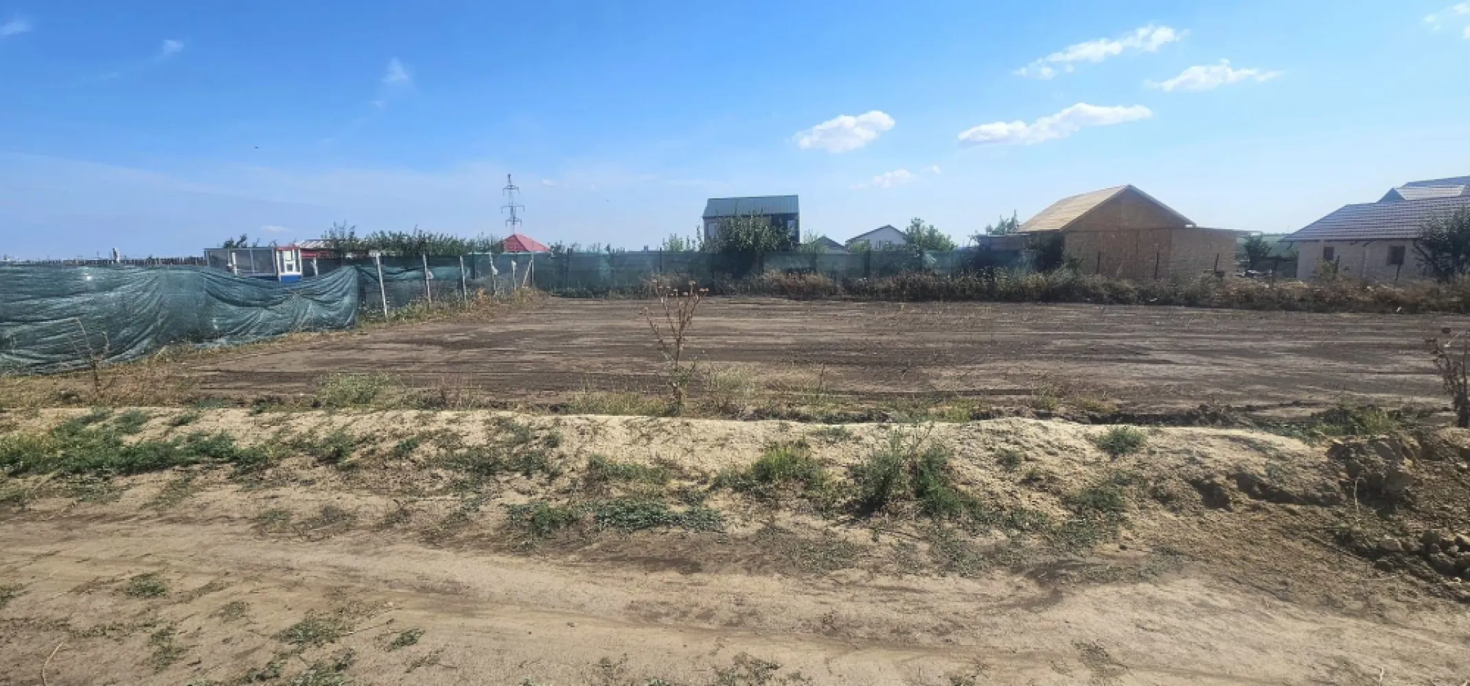 Teren de vanzare – Sat Costi, ideal pentru constructii sau investitii - MAG INVEST vă oferă spre vânzare un teren situat în satul Costi, într-o zonă liniștită și în continuă dezvoltare, ideal pentru construcția unei locuințe sau pentru investiție.

Proprietatea are o suprafață de 250 mp și beneficiază de un front stradal de 14,5 ml, oferind acces facil din drum pietruit.
Caracteristici:
Suprafață teren: 250 mp;
Front stradal: 14,5 ml;
Acces din drum pietruit;
Apă la limita proprietății;
Curent electric în imediata vecinătate;
Zonă rezidențială în dezvoltare, cu locuințe noi în apropiere.

Terenul reprezintă o oportunitate foarte bună pentru construirea unei locuințe sau pentru o investiție pe termen lung.
Preț de vânzare: 10.500 euro, negociabil.

Pentru informații suplimentare și programarea unei vizionări:
Marian Ene – MAG INVEST
Telefon: 0740 949 871