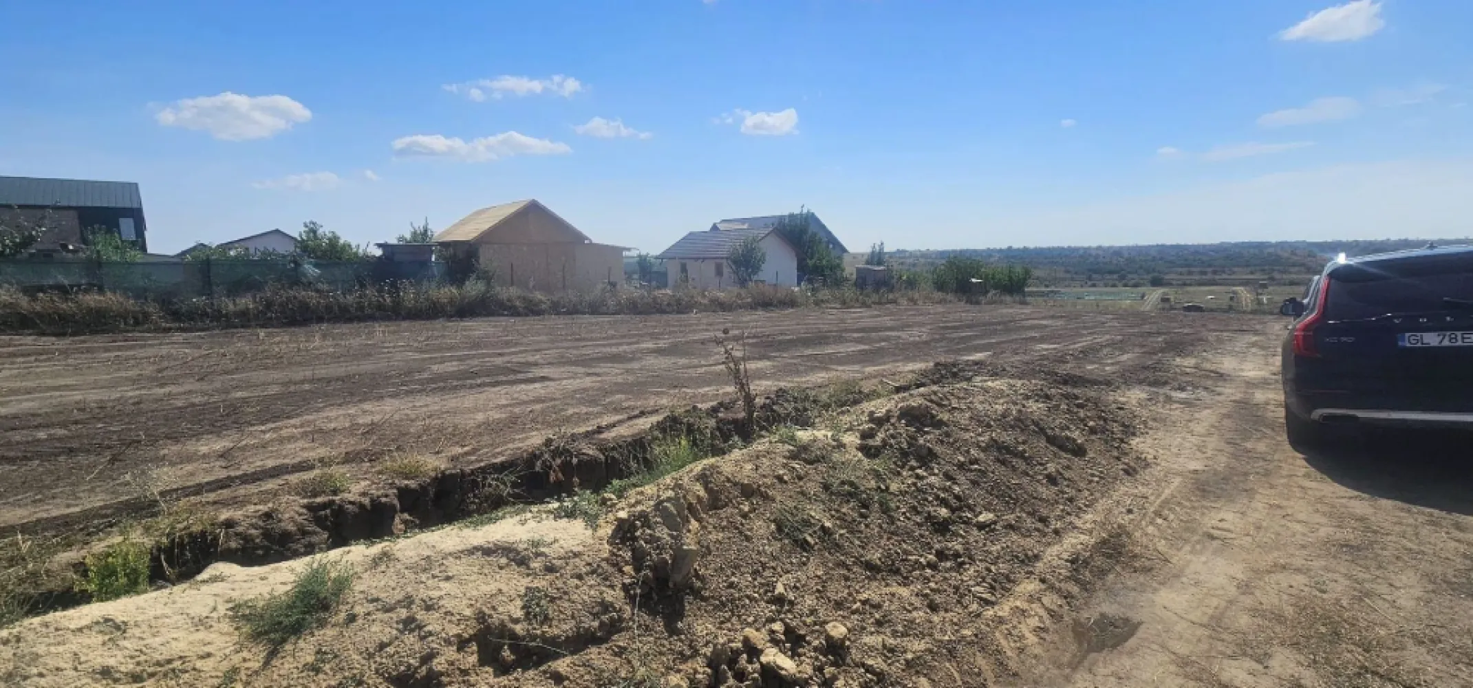 Teren de vanzare – Sat Costi, ideal pentru constructii sau investitii - MAG INVEST vă oferă spre vânzare un teren situat în satul Costi, într-o zonă liniștită și în continuă dezvoltare, ideal pentru construcția unei locuințe sau pentru investiție.

Proprietatea are o suprafață de 250 mp și beneficiază de un front stradal de 14,5 ml, oferind acces facil din drum pietruit.
Caracteristici:
Suprafață teren: 250 mp;
Front stradal: 14,5 ml;
Acces din drum pietruit;
Apă la limita proprietății;
Curent electric în imediata vecinătate;
Zonă rezidențială în dezvoltare, cu locuințe noi în apropiere.

Terenul reprezintă o oportunitate foarte bună pentru construirea unei locuințe sau pentru o investiție pe termen lung.
Preț de vânzare: 10.500 euro, negociabil.

Pentru informații suplimentare și programarea unei vizionări:
Marian Ene – MAG INVEST
Telefon: 0740 949 871