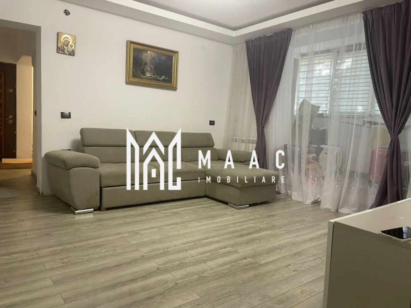 APARTAMENT |2 CAMERE|CENTRU|50 MPU|LOC PARCARE| - MAAC IMOBILIARE va propune spre vanzare un apartament modern in centrul orasului, dar intr-o zona linistita ,foarte aproape de punctele de interes ale orasului.
.Apartamentul se afla la parter, se vinde complet utilat si mobilat .Suprafata este de 50 mp.
In acelasi pret este inclus si un loc de parcare privata .
Pretul este de 85.000 euro.
Pentru a programa o vizionare sau pentru mai multe informatii va rugam sa specificati ID3064339.