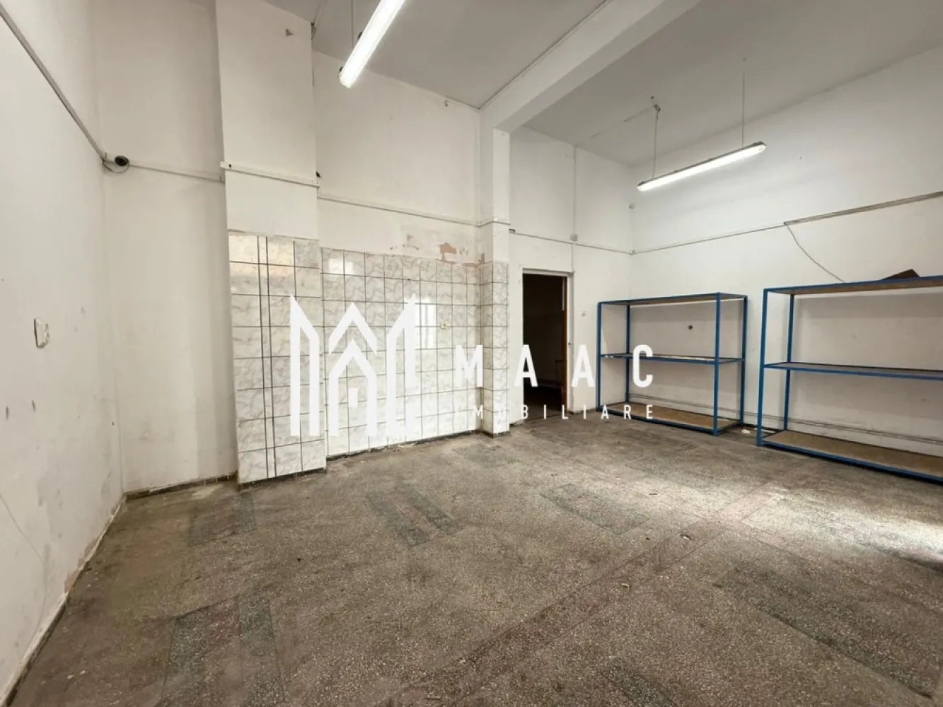 Spatiu comercial | 65MP | Parcare | Stefan cel Mare - MAAC Imobiliare ofera spre inchiriere spatiu pretabil pentru activitati comerciale in zona Stefan cel Mare (reper - magazinul Simpa).

Spatiul este compartimentat astfel: o incapere spatioasa la intrare (26,5 mp) si inca una de 5,13 mp, o incapere cu o cale de acces in partea din spate (28,1 mp) si grup sanitar (5,14 mp).

Incalzirea se face cu centrala proprie si calorifere. Contorizarea este separata.

Disponibilitate imediata. Se inchiriaza pe o perioada de minim 12 luni.

Se percepe garantie in cuantumul unei chirii lunare.

Pentru mai multe detalii va rugam specificati telefonic: CP2849518
