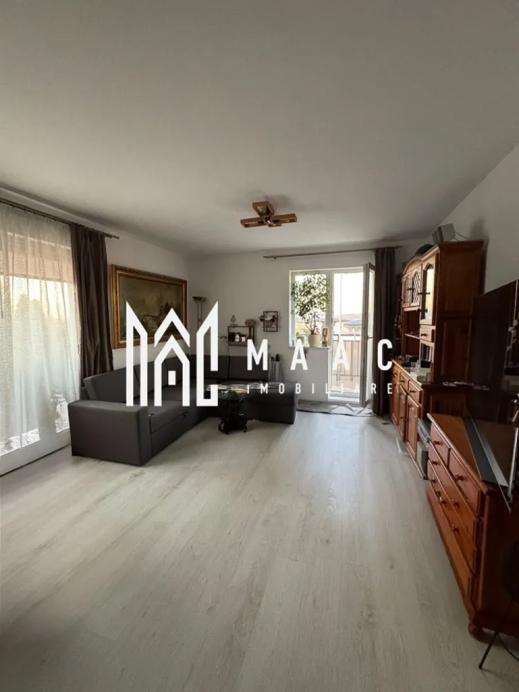 Apartament de vânzare Sibiu 3 camere | Turnișor | terasă 50 mp - Apartament cu 3 camere decomandat în Turnișor, Sibiu, situat la etajul 4 din 4, cu 60 mp utili, terasă de 50 mp și două locuri de parcare.

Detalii proprietate:
• Suprafață utilă: 60 mp
• Suprafață construită: 72 mp
• Compartimentare: 3 camere, 2 dormitoare, 1 baie, 1 bucătărie
• Etaj 4 din 4
• Imobil finalizat, construit în anul 2020
• Stare interioară: bună
• Terasă de 50 mp
• Două locuri de parcare exterioare
• Complet mobilat și utilat
• Bucătărie echipată complet
• Aer condiționat Gree și frigider LG Side by Side
• Disponibil imediat

Apartamentul este amplasat în ansamblul rezidențial Belvedere Residence, într-o zonă liniștită și în dezvoltare din Turnișor. Proprietatea are acces rapid către centrul orașului, centre comerciale, școli, grădinițe, mijloace de transport și principalele puncte de interes.

Cod anunț CP3197891. Contactați-ne pentru o vizionare și pentru detalii suplimentare.