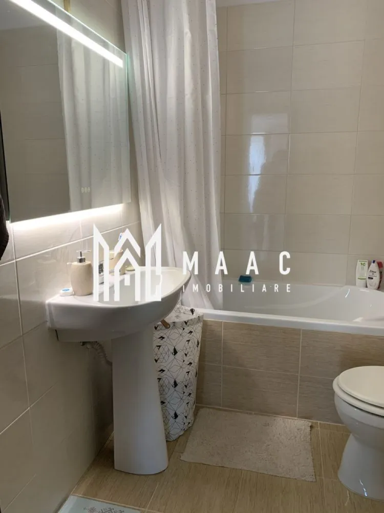 Apartament de vânzare Sibiu 3 camere | Turnișor | terasă 50 mp - Apartament cu 3 camere decomandat în Turnișor, Sibiu, situat la etajul 4 din 4, cu 60 mp utili, terasă de 50 mp și două locuri de parcare.

Detalii proprietate:
• Suprafață utilă: 60 mp
• Suprafață construită: 72 mp
• Compartimentare: 3 camere, 2 dormitoare, 1 baie, 1 bucătărie
• Etaj 4 din 4
• Imobil finalizat, construit în anul 2020
• Stare interioară: bună
• Terasă de 50 mp
• Două locuri de parcare exterioare
• Complet mobilat și utilat
• Bucătărie echipată complet
• Aer condiționat Gree și frigider LG Side by Side
• Disponibil imediat

Apartamentul este amplasat în ansamblul rezidențial Belvedere Residence, într-o zonă liniștită și în dezvoltare din Turnișor. Proprietatea are acces rapid către centrul orașului, centre comerciale, școli, grădinițe, mijloace de transport și principalele puncte de interes.

Cod anunț CP3197891. Contactați-ne pentru o vizionare și pentru detalii suplimentare.