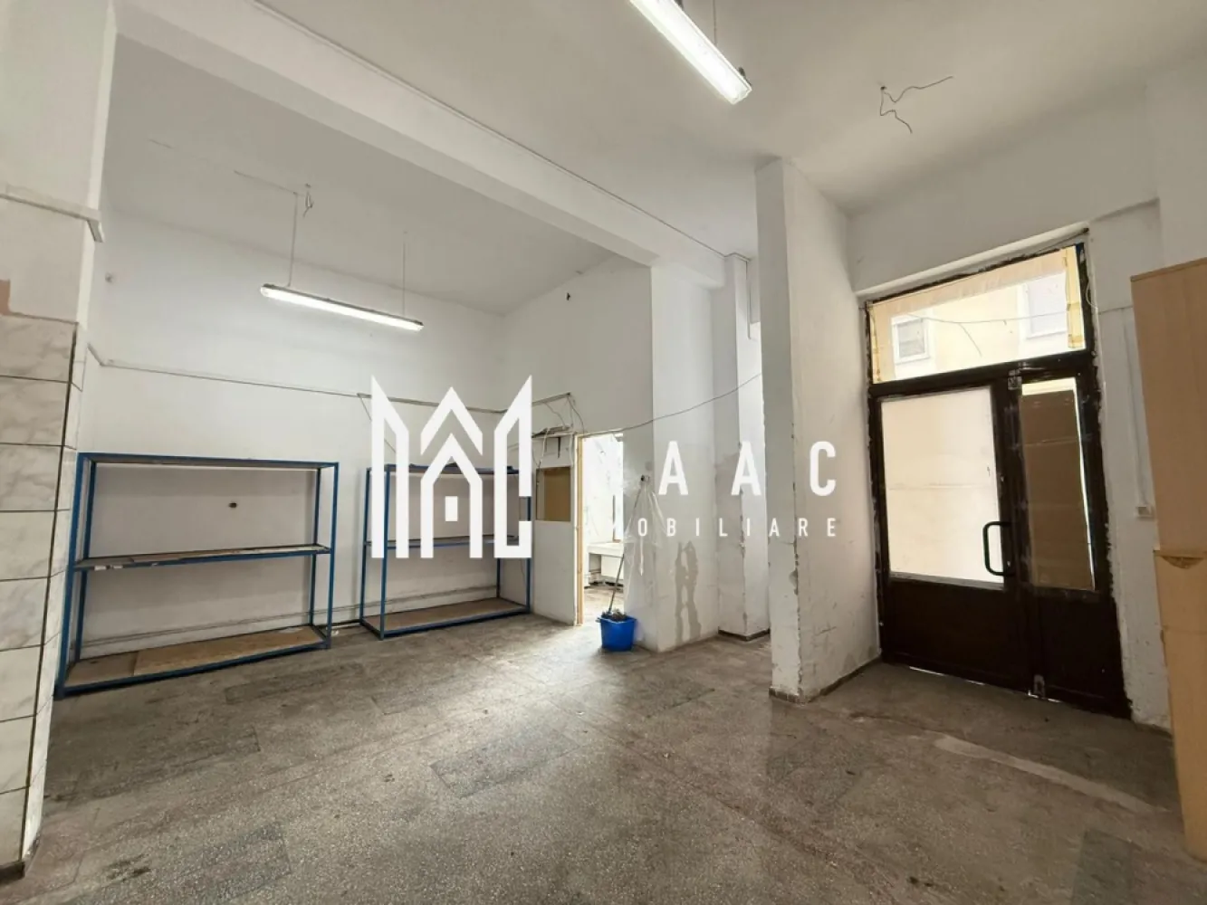 Spatiu comercial | 65MP | Parcare | Stefan cel Mare - MAAC Imobiliare ofera spre inchiriere spatiu pretabil pentru activitati comerciale in zona Stefan cel Mare (reper - magazinul Simpa).

Spatiul este compartimentat astfel: o incapere spatioasa la intrare (26,5 mp) si inca una de 5,13 mp, o incapere cu o cale de acces in partea din spate (28,1 mp) si grup sanitar (5,14 mp).

Incalzirea se face cu centrala proprie si calorifere. Contorizarea este separata.

Disponibilitate imediata. Se inchiriaza pe o perioada de minim 12 luni.

Se percepe garantie in cuantumul unei chirii lunare.

Pentru mai multe detalii va rugam specificati telefonic: CP2849518