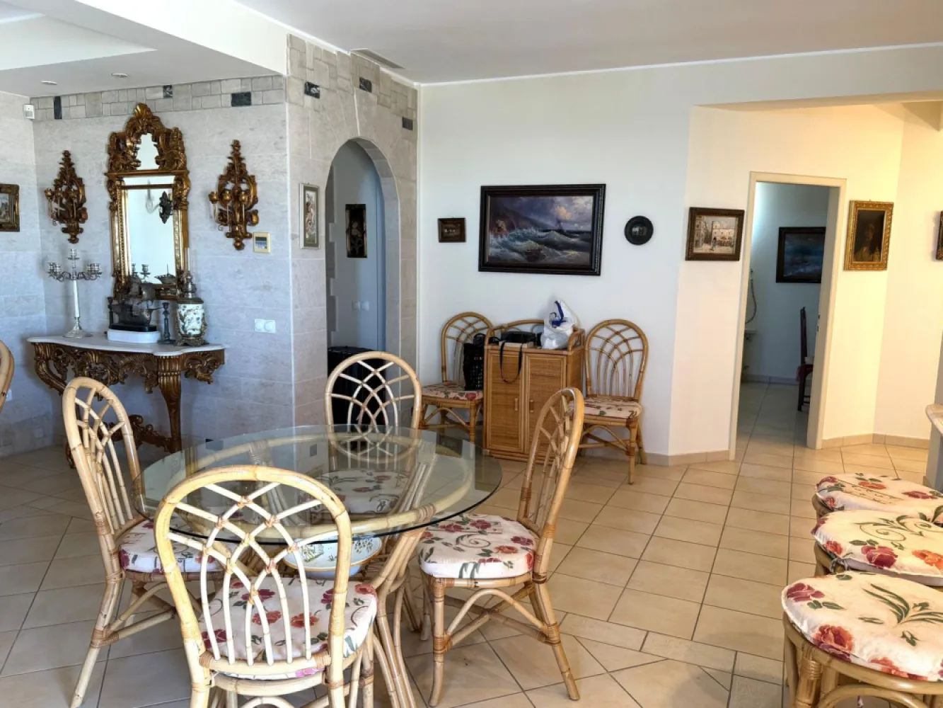 Apartament 4 camere, 101.21 mp, pe plaja Coral Beach – Navodari - Va propunem spre achizitie un apartament spectaculos, situat chiar pe plaja privata Coral Beach din Navodari. Proprietatea are o suprafata de 101.21 mp, fiind compusa din 4 camere (3 dormitoare), 1 living generos,2 bai si 2 terase spatioase cu vedere spre mare.
Apartamentul este situat la etajul 4, intr-un imobil modern, cu lift, pe plaja privata, unde viitorii proprietari beneficiaza de prioritate la inchirierea sezlongurilor pentru o perioada de 1 an.
Se vinde nemobilat. Mobilierul din imagini poate fi achizitionat contra cost, la cerere.
Pret: 275.000€ (fara mobilier)

Pentru mai multe detalii si vizionari:
Ene Marian – 0740 949 871
Agentia Mag Invest