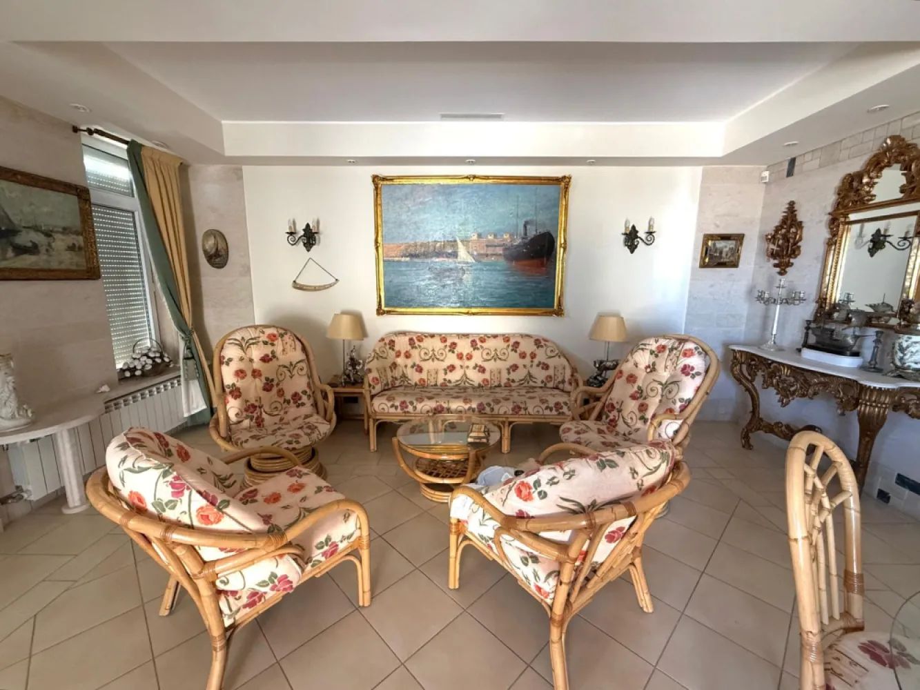 Apartament 4 camere, 101.21 mp, pe plaja Coral Beach – Navodari - Va propunem spre achizitie un apartament spectaculos, situat chiar pe plaja privata Coral Beach din Navodari. Proprietatea are o suprafata de 101.21 mp, fiind compusa din 4 camere (3 dormitoare), 1 living generos,2 bai si 2 terase spatioase cu vedere spre mare.
Apartamentul este situat la etajul 4, intr-un imobil modern, cu lift, pe plaja privata, unde viitorii proprietari beneficiaza de prioritate la inchirierea sezlongurilor pentru o perioada de 1 an.
Se vinde nemobilat. Mobilierul din imagini poate fi achizitionat contra cost, la cerere.
Pret: 275.000€ (fara mobilier)

Pentru mai multe detalii si vizionari:
Ene Marian – 0740 949 871
Agentia Mag Invest