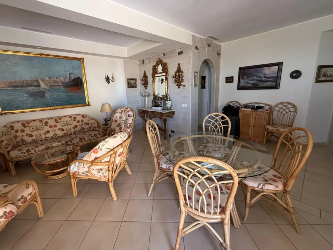 Apartament 4 camere, 101.21 mp, pe plaja Coral Beach – Navodari - Va propunem spre achizitie un apartament spectaculos, situat chiar pe plaja privata Coral Beach din Navodari. Proprietatea are o suprafata de 101.21 mp, fiind compusa din 4 camere (3 dormitoare), 1 living generos,2 bai si 2 terase spatioase cu vedere spre mare.
Apartamentul este situat la etajul 4, intr-un imobil modern, cu lift, pe plaja privata, unde viitorii proprietari beneficiaza de prioritate la inchirierea sezlongurilor pentru o perioada de 1 an.
Se vinde nemobilat. Mobilierul din imagini poate fi achizitionat contra cost, la cerere.
Pret: 275.000€ (fara mobilier)

Pentru mai multe detalii si vizionari:
Ene Marian – 0740 949 871
Agentia Mag Invest