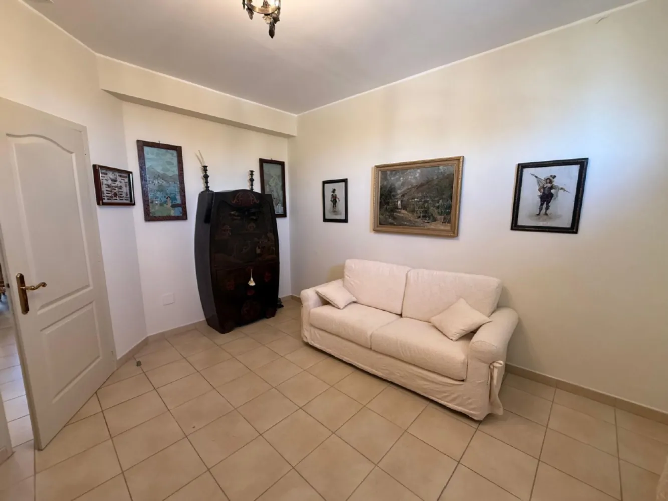 Apartament 4 camere, 101.21 mp, pe plaja Coral Beach – Navodari - Va propunem spre achizitie un apartament spectaculos, situat chiar pe plaja privata Coral Beach din Navodari. Proprietatea are o suprafata de 101.21 mp, fiind compusa din 4 camere (3 dormitoare), 1 living generos,2 bai si 2 terase spatioase cu vedere spre mare.
Apartamentul este situat la etajul 4, intr-un imobil modern, cu lift, pe plaja privata, unde viitorii proprietari beneficiaza de prioritate la inchirierea sezlongurilor pentru o perioada de 1 an.
Se vinde nemobilat. Mobilierul din imagini poate fi achizitionat contra cost, la cerere.
Pret: 275.000€ (fara mobilier)

Pentru mai multe detalii si vizionari:
Ene Marian – 0740 949 871
Agentia Mag Invest