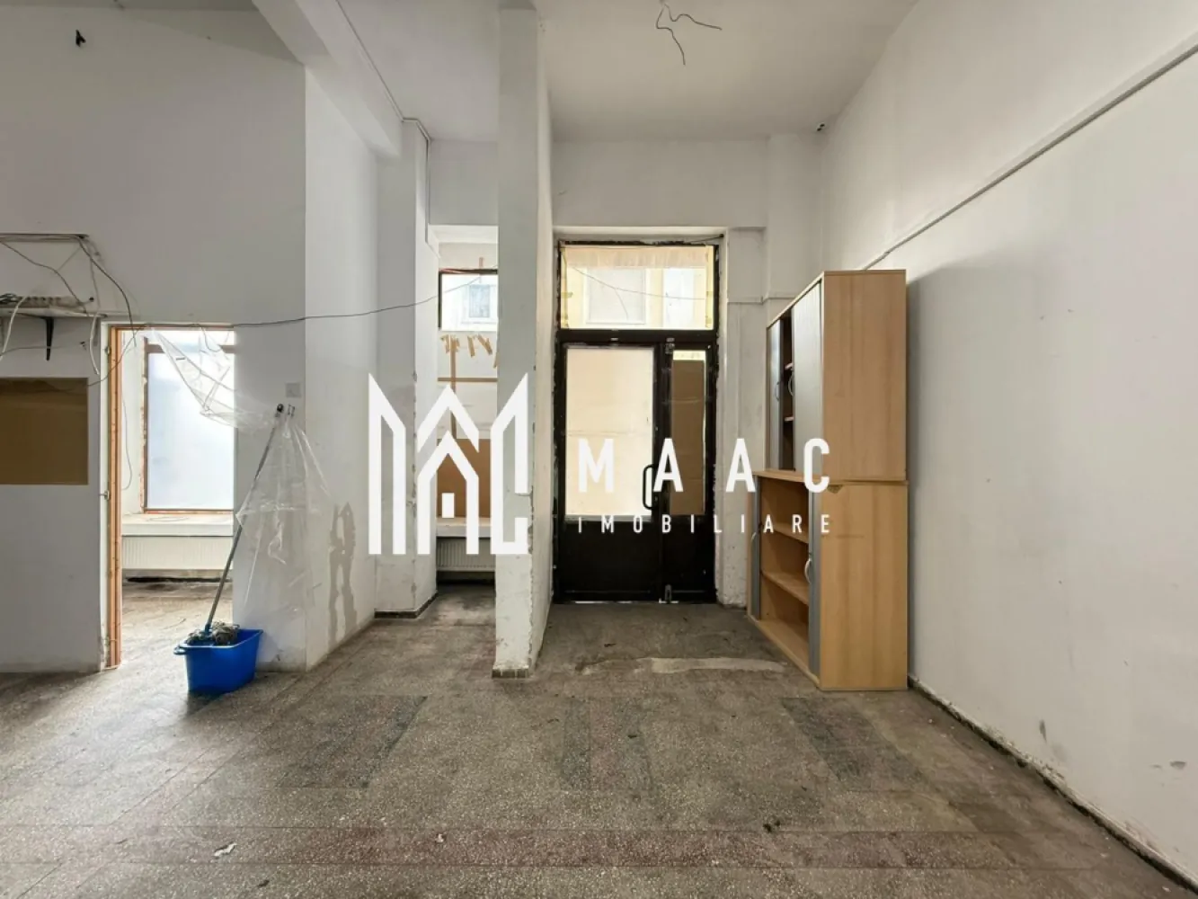 Spatiu comercial | 65MP | Parcare | Stefan cel Mare - MAAC Imobiliare ofera spre inchiriere spatiu pretabil pentru activitati comerciale in zona Stefan cel Mare (reper - magazinul Simpa).

Spatiul este compartimentat astfel: o incapere spatioasa la intrare (26,5 mp) si inca una de 5,13 mp, o incapere cu o cale de acces in partea din spate (28,1 mp) si grup sanitar (5,14 mp).

Incalzirea se face cu centrala proprie si calorifere. Contorizarea este separata.

Disponibilitate imediata. Se inchiriaza pe o perioada de minim 12 luni.

Se percepe garantie in cuantumul unei chirii lunare.

Pentru mai multe detalii va rugam specificati telefonic: CP2849518