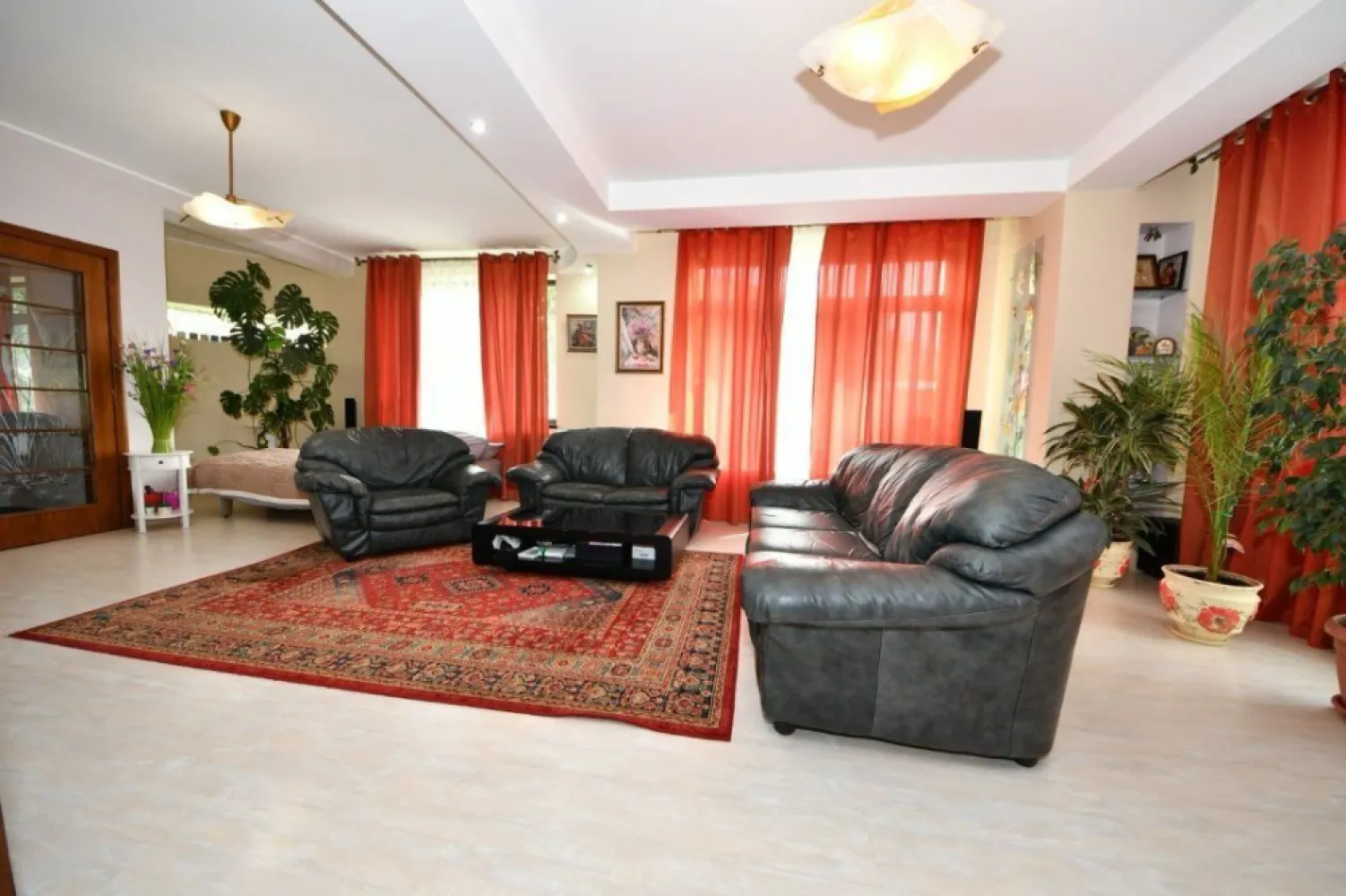 Casa de vanzare – zona Arcasilor, Galati - 280 mp utili - 275000 euro - Agentia MAG Invest va propune spre vanzare o casa spatioasa, eficienta energetic si excelent intretinuta, situata intr-o zona rezidentiala linistita si apreciata din Galati – zona Arcasilor. Proprietatea imbina constructia solida cu dotarile moderne, oferind un nivel inalt de confort si costuri reduse de intretinere.

Detalii generale:
- Construita in anul 2009, cu structura din beton armat si caramida Porotherm
- Izolatie exterioara cu termosistem de 10 cm, acoperis Lindab
- Panouri fotovoltaice de 5 kW – reduc semnificativ costurile lunare la energie electrica
- Vopsea decorativa exterioara Caparol
- Renovata complet in iunie 2022
- Suprafata construita: 280 mp
- Suprafata teren: 520 mp
- Deschidere la strada, curte amenajata si acces auto

Compartimentare:
Parter:
- Living generos – 42 mp
- Bucatarie open space + dining – 32 mp
- Baie – 6 mp
- Hol cu dressing – 7 mp
- Garaj – 28 mp cu acces interior

 Etaj 1
- 4 dormitoare (26 mp, 18 mp, 16 mp, 14 mp)
- Baie – 8 mp
- Hol – 14 mp
- 2 dressinguri spatioase

 Mansarda (80 mp):
- Spatiu amenajat pentru sport, recreere si depozitare (include masa de tenis)
- Baie – 4 mp

 Anexe si spatii suplimentare:
- Beci – 28 mp
- Terasa acoperita – 36 mp (mobilata, gratar zidit din caramida de samota)
- Casuta pentru unelte de gradina

Dotari si beneficii:
- Incalzire prin centrala termica Sonier Duval 35 kW, cu reglaj separat pe fiecare nivel
- Hidrofor DAB
- 3 aparate de aer conditionat
- Tamplarie PVC Salamander (5 camere)
- Poarta auto automatizata, videointerfon, sistem de paza activ
- Panouri fotovoltaice 5 kW – eficienta energetica si economie considerabila
- Curte amenajata cu vegetatie matura (tuia, nuc, mesteacan, trandafiri)
- Utilitati complete: gaz, apa, canalizare, electricitate
- Se vinde mobilata complet (mobila Decorama si Mobexpert)
- Electrocasnice de calitate: masina de spalat vase, frigider, filtru de apa Nobel (noi)

Avantaje cheie:
 Zona rezidentiala curata, sigura si ferita de trafic intens
 Locuinta complet functionala, fara investitii suplimentare
 Eficienta energetica sporita datorita panourilor fotovoltaice
 
Pret propus pentru tranzationare - 275.000 euro.
Comision de intermediere - 2% din valoarea de tranzactionare (comisionul include TVA).
 Contact: Ene Marian – 0740 949 871
 Exclusiv prin MAG Invest