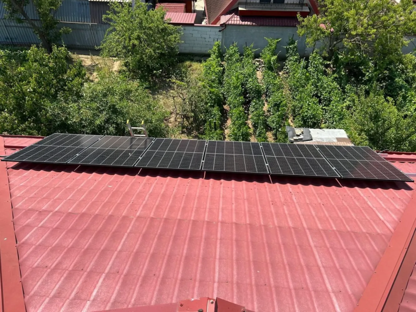 Casa de vanzare – zona Arcasilor, Galati - 280 mp utili - 275000 euro - Agentia MAG Invest va propune spre vanzare o casa spatioasa, eficienta energetic si excelent intretinuta, situata intr-o zona rezidentiala linistita si apreciata din Galati – zona Arcasilor. Proprietatea imbina constructia solida cu dotarile moderne, oferind un nivel inalt de confort si costuri reduse de intretinere.

Detalii generale:
- Construita in anul 2009, cu structura din beton armat si caramida Porotherm
- Izolatie exterioara cu termosistem de 10 cm, acoperis Lindab
- Panouri fotovoltaice de 5 kW – reduc semnificativ costurile lunare la energie electrica
- Vopsea decorativa exterioara Caparol
- Renovata complet in iunie 2022
- Suprafata construita: 280 mp
- Suprafata teren: 520 mp
- Deschidere la strada, curte amenajata si acces auto

Compartimentare:
Parter:
- Living generos – 42 mp
- Bucatarie open space + dining – 32 mp
- Baie – 6 mp
- Hol cu dressing – 7 mp
- Garaj – 28 mp cu acces interior

 Etaj 1
- 4 dormitoare (26 mp, 18 mp, 16 mp, 14 mp)
- Baie – 8 mp
- Hol – 14 mp
- 2 dressinguri spatioase

 Mansarda (80 mp):
- Spatiu amenajat pentru sport, recreere si depozitare (include masa de tenis)
- Baie – 4 mp

 Anexe si spatii suplimentare:
- Beci – 28 mp
- Terasa acoperita – 36 mp (mobilata, gratar zidit din caramida de samota)
- Casuta pentru unelte de gradina

Dotari si beneficii:
- Incalzire prin centrala termica Sonier Duval 35 kW, cu reglaj separat pe fiecare nivel
- Hidrofor DAB
- 3 aparate de aer conditionat
- Tamplarie PVC Salamander (5 camere)
- Poarta auto automatizata, videointerfon, sistem de paza activ
- Panouri fotovoltaice 5 kW – eficienta energetica si economie considerabila
- Curte amenajata cu vegetatie matura (tuia, nuc, mesteacan, trandafiri)
- Utilitati complete: gaz, apa, canalizare, electricitate
- Se vinde mobilata complet (mobila Decorama si Mobexpert)
- Electrocasnice de calitate: masina de spalat vase, frigider, filtru de apa Nobel (noi)

Avantaje cheie:
 Zona rezidentiala curata, sigura si ferita de trafic intens
 Locuinta complet functionala, fara investitii suplimentare
 Eficienta energetica sporita datorita panourilor fotovoltaice
 
Pret propus pentru tranzationare - 275.000 euro.
Comision de intermediere - 2% din valoarea de tranzactionare (comisionul include TVA).
 Contact: Ene Marian – 0740 949 871
 Exclusiv prin MAG Invest