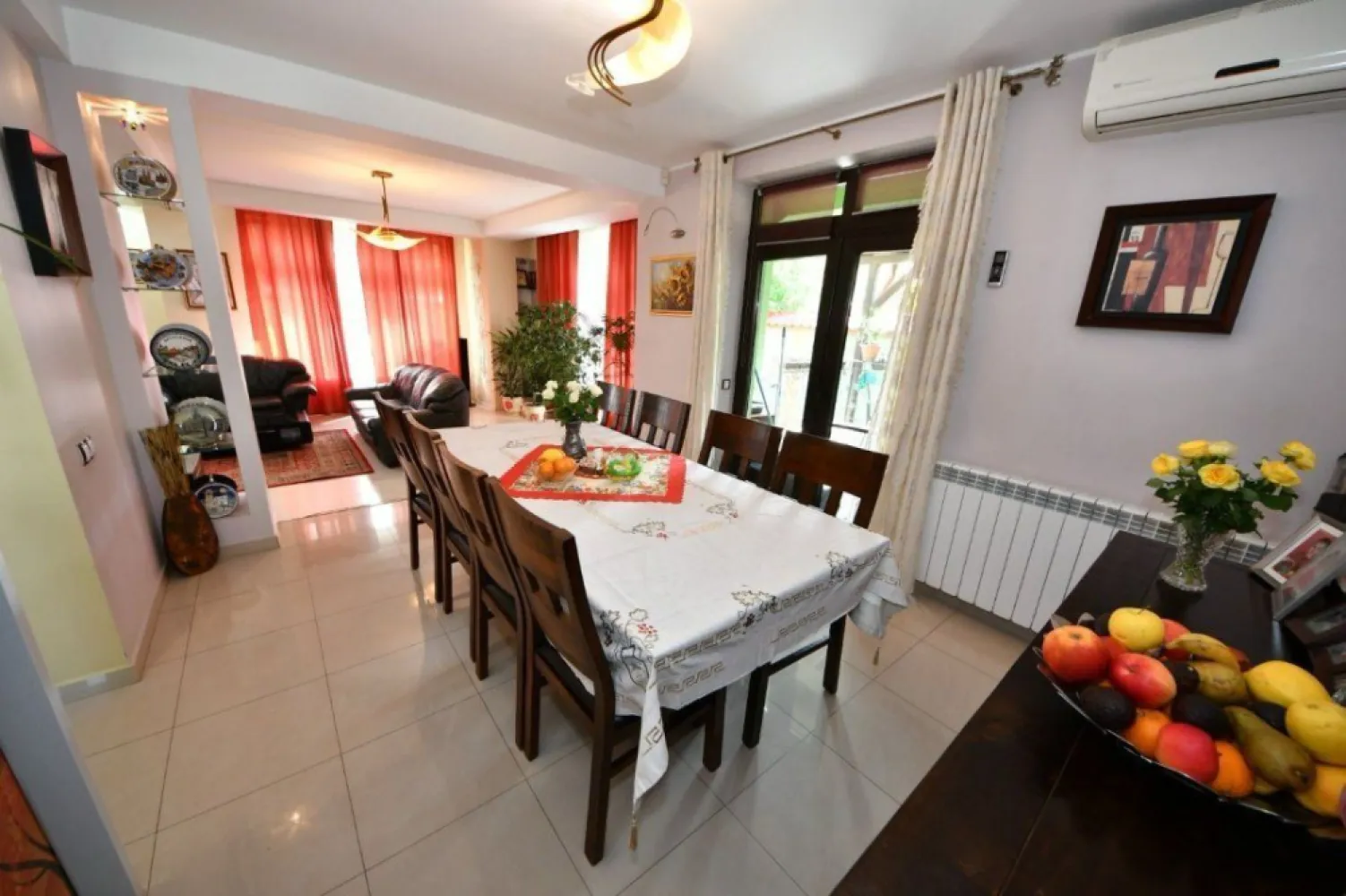 Casa de vanzare – zona Arcasilor, Galati - 280 mp utili - 275000 euro - Agentia MAG Invest va propune spre vanzare o casa spatioasa, eficienta energetic si excelent intretinuta, situata intr-o zona rezidentiala linistita si apreciata din Galati – zona Arcasilor. Proprietatea imbina constructia solida cu dotarile moderne, oferind un nivel inalt de confort si costuri reduse de intretinere.

Detalii generale:
- Construita in anul 2009, cu structura din beton armat si caramida Porotherm
- Izolatie exterioara cu termosistem de 10 cm, acoperis Lindab
- Panouri fotovoltaice de 5 kW – reduc semnificativ costurile lunare la energie electrica
- Vopsea decorativa exterioara Caparol
- Renovata complet in iunie 2022
- Suprafata construita: 280 mp
- Suprafata teren: 520 mp
- Deschidere la strada, curte amenajata si acces auto

Compartimentare:
Parter:
- Living generos – 42 mp
- Bucatarie open space + dining – 32 mp
- Baie – 6 mp
- Hol cu dressing – 7 mp
- Garaj – 28 mp cu acces interior

 Etaj 1
- 4 dormitoare (26 mp, 18 mp, 16 mp, 14 mp)
- Baie – 8 mp
- Hol – 14 mp
- 2 dressinguri spatioase

 Mansarda (80 mp):
- Spatiu amenajat pentru sport, recreere si depozitare (include masa de tenis)
- Baie – 4 mp

 Anexe si spatii suplimentare:
- Beci – 28 mp
- Terasa acoperita – 36 mp (mobilata, gratar zidit din caramida de samota)
- Casuta pentru unelte de gradina

Dotari si beneficii:
- Incalzire prin centrala termica Sonier Duval 35 kW, cu reglaj separat pe fiecare nivel
- Hidrofor DAB
- 3 aparate de aer conditionat
- Tamplarie PVC Salamander (5 camere)
- Poarta auto automatizata, videointerfon, sistem de paza activ
- Panouri fotovoltaice 5 kW – eficienta energetica si economie considerabila
- Curte amenajata cu vegetatie matura (tuia, nuc, mesteacan, trandafiri)
- Utilitati complete: gaz, apa, canalizare, electricitate
- Se vinde mobilata complet (mobila Decorama si Mobexpert)
- Electrocasnice de calitate: masina de spalat vase, frigider, filtru de apa Nobel (noi)

Avantaje cheie:
 Zona rezidentiala curata, sigura si ferita de trafic intens
 Locuinta complet functionala, fara investitii suplimentare
 Eficienta energetica sporita datorita panourilor fotovoltaice
 
Pret propus pentru tranzationare - 275.000 euro.
Comision de intermediere - 2% din valoarea de tranzactionare (comisionul include TVA).
 Contact: Ene Marian – 0740 949 871
 Exclusiv prin MAG Invest