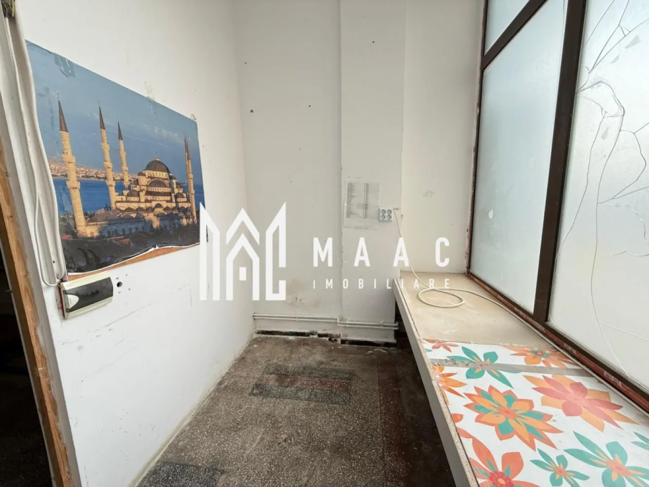 Spatiu comercial | 65MP | Parcare | Stefan cel Mare - MAAC Imobiliare ofera spre inchiriere spatiu pretabil pentru activitati comerciale in zona Stefan cel Mare (reper - magazinul Simpa).

Spatiul este compartimentat astfel: o incapere spatioasa la intrare (26,5 mp) si inca una de 5,13 mp, o incapere cu o cale de acces in partea din spate (28,1 mp) si grup sanitar (5,14 mp).

Incalzirea se face cu centrala proprie si calorifere. Contorizarea este separata.

Disponibilitate imediata. Se inchiriaza pe o perioada de minim 12 luni.

Se percepe garantie in cuantumul unei chirii lunare.

Pentru mai multe detalii va rugam specificati telefonic: CP2849518