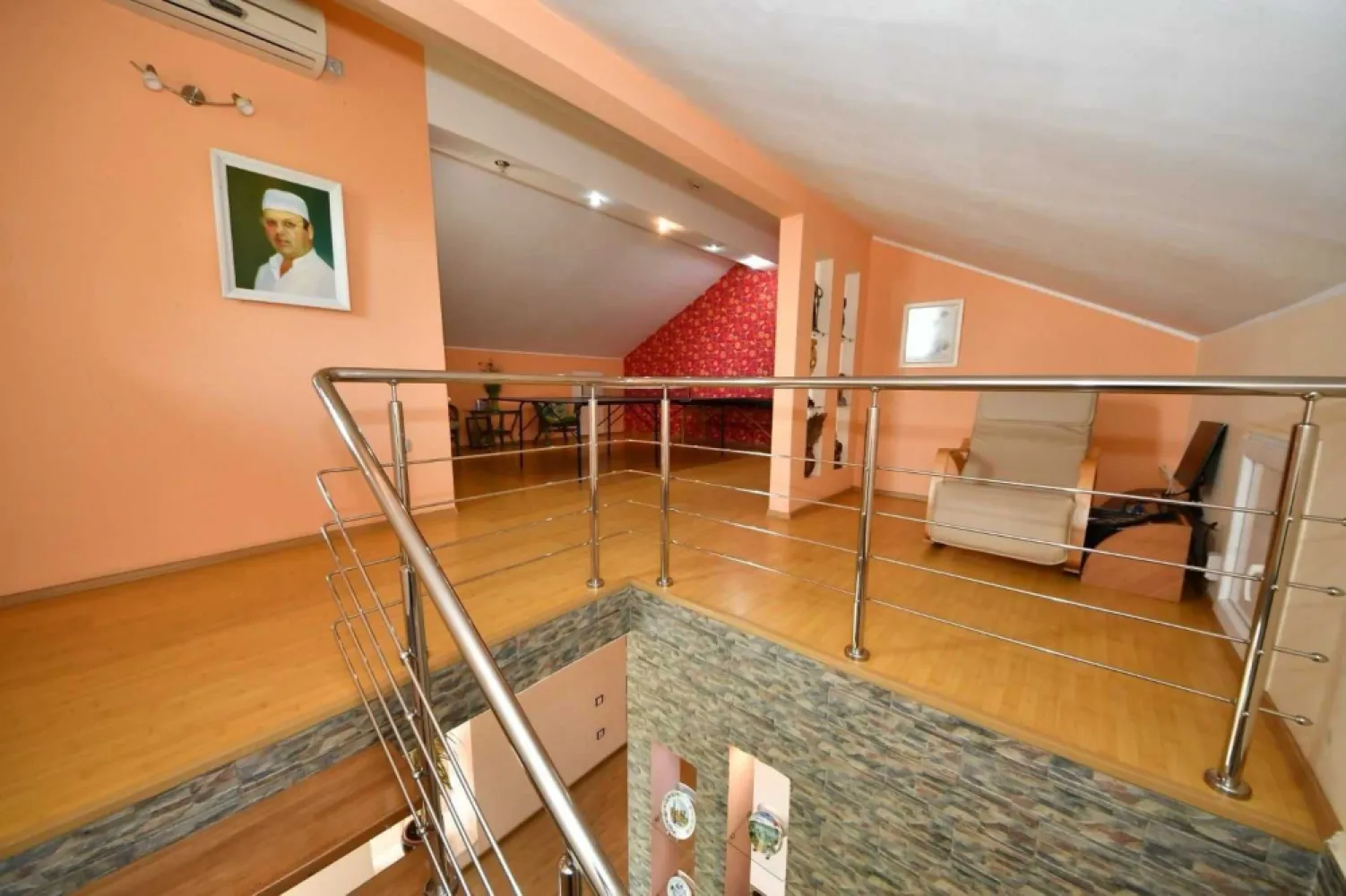 Casa de vanzare – zona Arcasilor, Galati - 280 mp utili - 275000 euro - Agentia MAG Invest va propune spre vanzare o casa spatioasa, eficienta energetic si excelent intretinuta, situata intr-o zona rezidentiala linistita si apreciata din Galati – zona Arcasilor. Proprietatea imbina constructia solida cu dotarile moderne, oferind un nivel inalt de confort si costuri reduse de intretinere.

Detalii generale:
- Construita in anul 2009, cu structura din beton armat si caramida Porotherm
- Izolatie exterioara cu termosistem de 10 cm, acoperis Lindab
- Panouri fotovoltaice de 5 kW – reduc semnificativ costurile lunare la energie electrica
- Vopsea decorativa exterioara Caparol
- Renovata complet in iunie 2022
- Suprafata construita: 280 mp
- Suprafata teren: 520 mp
- Deschidere la strada, curte amenajata si acces auto

Compartimentare:
Parter:
- Living generos – 42 mp
- Bucatarie open space + dining – 32 mp
- Baie – 6 mp
- Hol cu dressing – 7 mp
- Garaj – 28 mp cu acces interior

 Etaj 1
- 4 dormitoare (26 mp, 18 mp, 16 mp, 14 mp)
- Baie – 8 mp
- Hol – 14 mp
- 2 dressinguri spatioase

 Mansarda (80 mp):
- Spatiu amenajat pentru sport, recreere si depozitare (include masa de tenis)
- Baie – 4 mp

 Anexe si spatii suplimentare:
- Beci – 28 mp
- Terasa acoperita – 36 mp (mobilata, gratar zidit din caramida de samota)
- Casuta pentru unelte de gradina

Dotari si beneficii:
- Incalzire prin centrala termica Sonier Duval 35 kW, cu reglaj separat pe fiecare nivel
- Hidrofor DAB
- 3 aparate de aer conditionat
- Tamplarie PVC Salamander (5 camere)
- Poarta auto automatizata, videointerfon, sistem de paza activ
- Panouri fotovoltaice 5 kW – eficienta energetica si economie considerabila
- Curte amenajata cu vegetatie matura (tuia, nuc, mesteacan, trandafiri)
- Utilitati complete: gaz, apa, canalizare, electricitate
- Se vinde mobilata complet (mobila Decorama si Mobexpert)
- Electrocasnice de calitate: masina de spalat vase, frigider, filtru de apa Nobel (noi)

Avantaje cheie:
 Zona rezidentiala curata, sigura si ferita de trafic intens
 Locuinta complet functionala, fara investitii suplimentare
 Eficienta energetica sporita datorita panourilor fotovoltaice
 
Pret propus pentru tranzationare - 275.000 euro.
Comision de intermediere - 2% din valoarea de tranzactionare (comisionul include TVA).
 Contact: Ene Marian – 0740 949 871
 Exclusiv prin MAG Invest