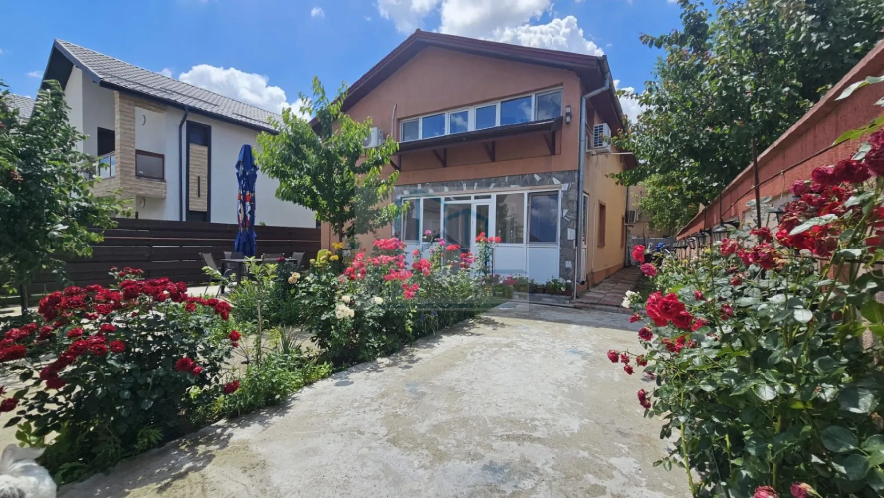 🏡 VILĂ INDIVIDUALĂ P+1 | 136 MP UTILI | TEREN 250 MP | CURTE AMENAJAT - Mută-te într-o casă gata de locuit, cu spațiu generos pentru întreaga familie!

Agentia Arhire Imobiliare va ofera spre vanzare o locuință spațioasă și bine compartimentată, situată în Pantelimon, pe Strada Tractorului, într-o zonă liniștită de case, cu acces direct din stradă asfaltată și toate facilitățile necesare în apropiere.

Dacă îți dorești confortul unei case individuale, o curte proprie și acces rapid către București, această proprietate din Pantelimon este alegerea ideală.

Situată într-o zonă rezidențială liniștită, pe stradă asfaltată, casa oferă 136 mp utili distribuiți eficient pe două niveluri, fiind perfectă pentru o familie care caută spațiu, intimitate și funcționalitate.

📐 Date principale

✔ Suprafață utilă: 136 mp

✔ Teren: 250 mp

✔ Curte liberă: aproximativ 114 mp

✔ Regim de înălțime: Parter + Etaj

✔ Construcție recepționată

✔ Centrală termică proprie

✔ Încălzire prin calorifere

✔ Se vinde complet utilată și parțial mobilată

Compartimentare inteligentă
Parter

✅ Living impresionant de peste 43 mp

✅ Bucătărie separată, complet mobilată și utilată

✅ Baie complet echipată

✅ Hol generos și casa scării

Etaj

✅ 3 dormitoare luminoase

✅ Baie complet utilată

✅ Hol

✅ Balcon

Dormitoarele se predau nemobilate, oferind posibilitatea amenajării după propriul gust.

🌳 Curte și exterior

Curtea este suficient de generoasă pentru relaxare, joacă sau petrecerea timpului cu familia și prietenii.

Beneficii suplimentare:

✔ Grătar zidit

✔ Placă de beton pregătită pentru foișor

✔ Debara închisă sub scară

✔ Spațiu pentru amenajare grădină, terasă sau loc de joacă

✔ Intimitate și liniște

📍 Localizare excelentă
Magazine la aproximativ 2 minute de mers pe jos
Parc nou în curs de amenajare la aproximativ 5 minute
Școală la 10-15 minute
Stația de metrou Pantelimon la aproximativ 25 minute
Acces rapid către București și principalele artere de circulație

Zona este în continuă dezvoltare, ceea ce reprezintă un avantaj atât pentru locuire, cât și pentru investiție.

De ce merită această proprietate?

✅ Casă individuală, nu duplex

✅ Living foarte mare și luminos

✅ 3 dormitoare

✅ 2 băi

✅ Curte proprie

✅ Utilități complete

✅ Mutare imediată

✅ Raport foarte bun între suprafață, teren și preț

Se accepta credit ipotecar 

Pret Vanzare : 165000 Euro Negociabil.

Va asteptam la vizionare