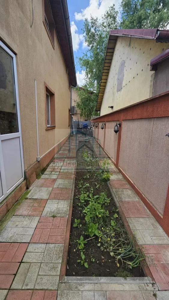 🏡 VILĂ INDIVIDUALĂ P+1 | 136 MP UTILI | TEREN 250 MP | CURTE AMENAJAT - Mută-te într-o casă gata de locuit, cu spațiu generos pentru întreaga familie!

Agentia Arhire Imobiliare va ofera spre vanzare o locuință spațioasă și bine compartimentată, situată în Pantelimon, pe Strada Tractorului, într-o zonă liniștită de case, cu acces direct din stradă asfaltată și toate facilitățile necesare în apropiere.

Dacă îți dorești confortul unei case individuale, o curte proprie și acces rapid către București, această proprietate din Pantelimon este alegerea ideală.

Situată într-o zonă rezidențială liniștită, pe stradă asfaltată, casa oferă 136 mp utili distribuiți eficient pe două niveluri, fiind perfectă pentru o familie care caută spațiu, intimitate și funcționalitate.

📐 Date principale

✔ Suprafață utilă: 136 mp

✔ Teren: 250 mp

✔ Curte liberă: aproximativ 114 mp

✔ Regim de înălțime: Parter + Etaj

✔ Construcție recepționată

✔ Centrală termică proprie

✔ Încălzire prin calorifere

✔ Se vinde complet utilată și parțial mobilată

Compartimentare inteligentă
Parter

✅ Living impresionant de peste 43 mp

✅ Bucătărie separată, complet mobilată și utilată

✅ Baie complet echipată

✅ Hol generos și casa scării

Etaj

✅ 3 dormitoare luminoase

✅ Baie complet utilată

✅ Hol

✅ Balcon

Dormitoarele se predau nemobilate, oferind posibilitatea amenajării după propriul gust.

🌳 Curte și exterior

Curtea este suficient de generoasă pentru relaxare, joacă sau petrecerea timpului cu familia și prietenii.

Beneficii suplimentare:

✔ Grătar zidit

✔ Placă de beton pregătită pentru foișor

✔ Debara închisă sub scară

✔ Spațiu pentru amenajare grădină, terasă sau loc de joacă

✔ Intimitate și liniște

📍 Localizare excelentă
Magazine la aproximativ 2 minute de mers pe jos
Parc nou în curs de amenajare la aproximativ 5 minute
Școală la 10-15 minute
Stația de metrou Pantelimon la aproximativ 25 minute
Acces rapid către București și principalele artere de circulație

Zona este în continuă dezvoltare, ceea ce reprezintă un avantaj atât pentru locuire, cât și pentru investiție.

De ce merită această proprietate?

✅ Casă individuală, nu duplex

✅ Living foarte mare și luminos

✅ 3 dormitoare

✅ 2 băi

✅ Curte proprie

✅ Utilități complete

✅ Mutare imediată

✅ Raport foarte bun între suprafață, teren și preț

Se accepta credit ipotecar 

Pret Vanzare : 165000 Euro Negociabil.

Va asteptam la vizionare