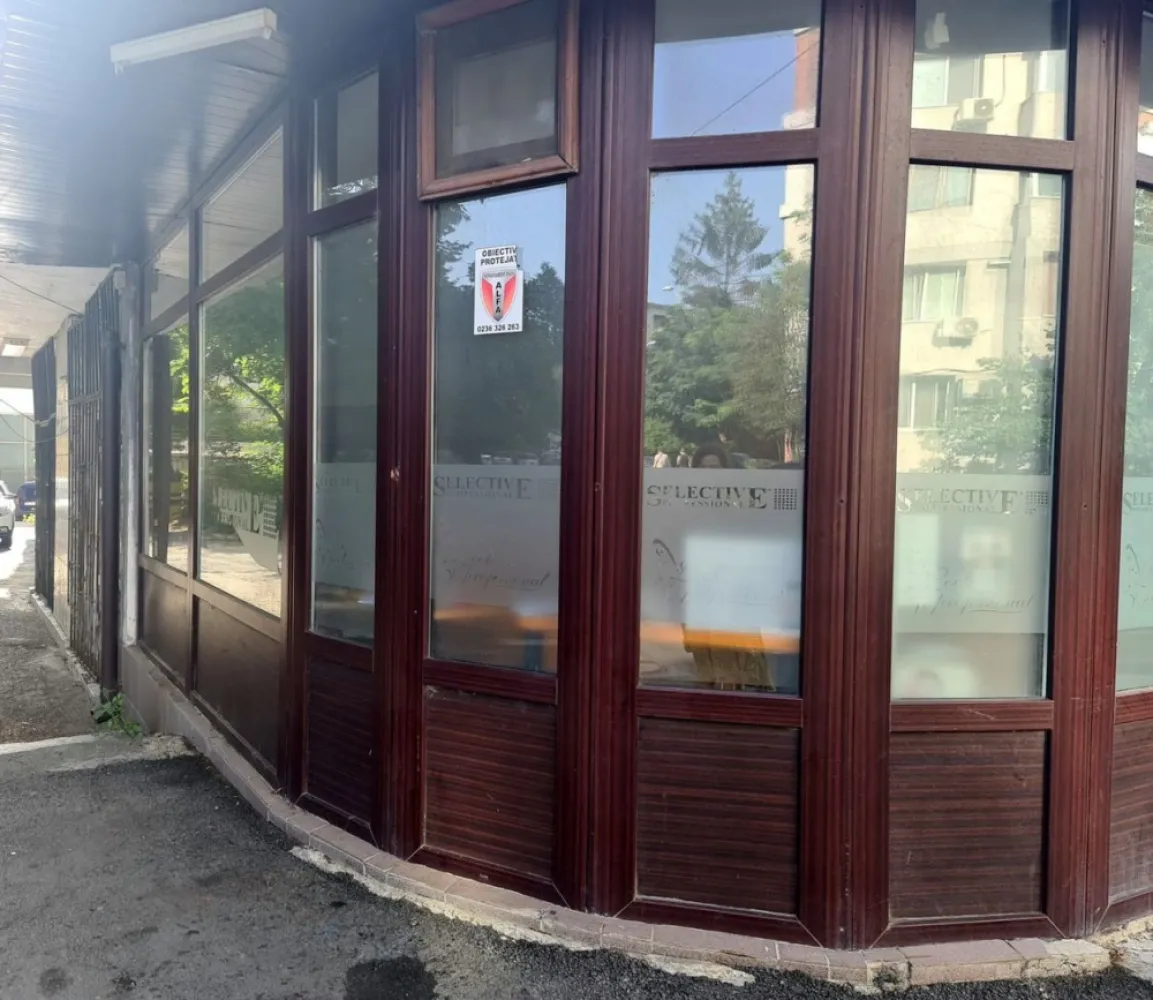 Spatiu comercial 85 mp - Strada Navelor, Faleza Dunarii - MAG Invest va propune spre vanzare un spatiu comercial amplasat intr-una dintre cele mai bune zone ale municipiului Galati, pe Strada Navelor, in imediata apropiere a Falezei Dunarii, cu acces facil catre principalele puncte de interes ale orasului.

Proprietatea beneficiaza de o suprafata utila de 85 mp si reprezinta o oportunitate excelenta atat pentru investitie, cat si pentru desfasurarea unei activitati comerciale, de birouri sau servicii.

Unul dintre principalele avantaje ale acestei proprietati il reprezinta pozitionarea excelenta, intr-o zona cu vad comercial foarte bun, trafic pietonal constant si vizibilitate stradala ridicata.

Caracteristici:
suprafata utila 85 mp;
centrala termica proprie;
compartimentare eficienta;
vizibilitate stradala foarte buna;
acces facil pentru clienti;
zona cu trafic pietonal intens;
posibilitati de parcare in imediata apropiere;
amplasare ultracentrala.

Datorita amplasarii de exceptie, spatiul este potrivit pentru showroom, cabinet, birouri, activitati comerciale, servicii profesionale sau alte afaceri care necesita expunere, accesibilitate si vizibilitate.

Pret de vanzare: 95.000 Euro.
Pentru informatii suplimentare si programarea unei vizionari:
Ene Marian
0740.949.871

Oferta disponibila prin MAG Invest.
Comision de intermediere conform contractului de prestari servicii.